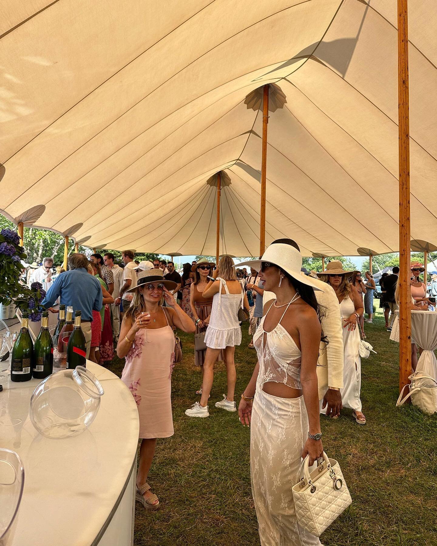 Everyone showed out for @polohamptons Polo match and cocktail party! 

Everyone was treated to a open bar and a thrilling game. 

#polo #cocktail #hamptons #polohamptons