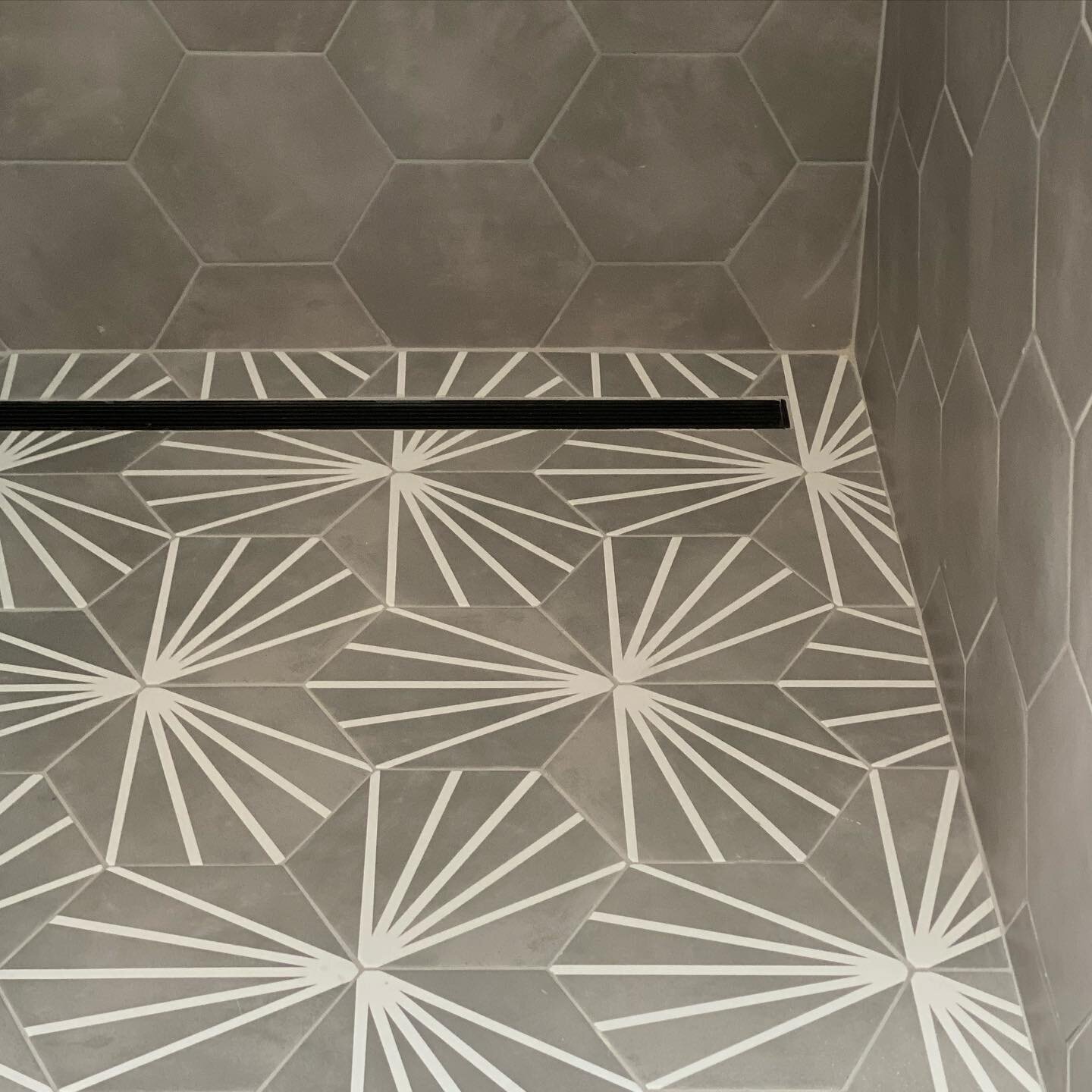 Checking in on a job site. All the shapes going on in this fun guest bathroom!
#hexagontiles #midcenturymodern #bathdesign #sandiegointeriordesigners