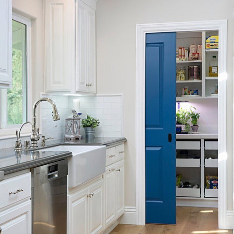 I love pantries! Especially the ones where you can stash all of the stuff you don&rsquo;t want to see and close the door. Living vicariously through clients here....
.
#pantrygoals #wishthiswasmine #pantryorganization #bluedoor #bluekitchen