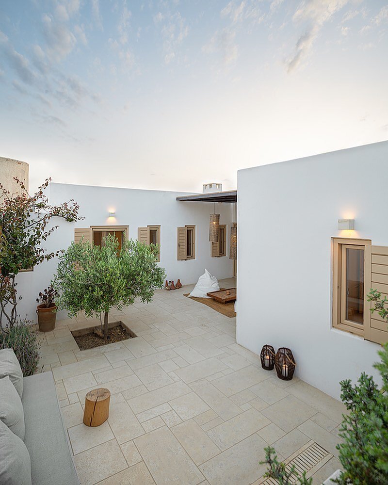 Chillin in the open living area of House B. #innyard #feellikehomeantiparos #antiparos #antiparosisland #antiparoslove #cycladic #cycladicarchitecture #minimalarchitecture #mediterraneanhome #medditeraneanarchitecture #greece #greeceholidays #airbnb 