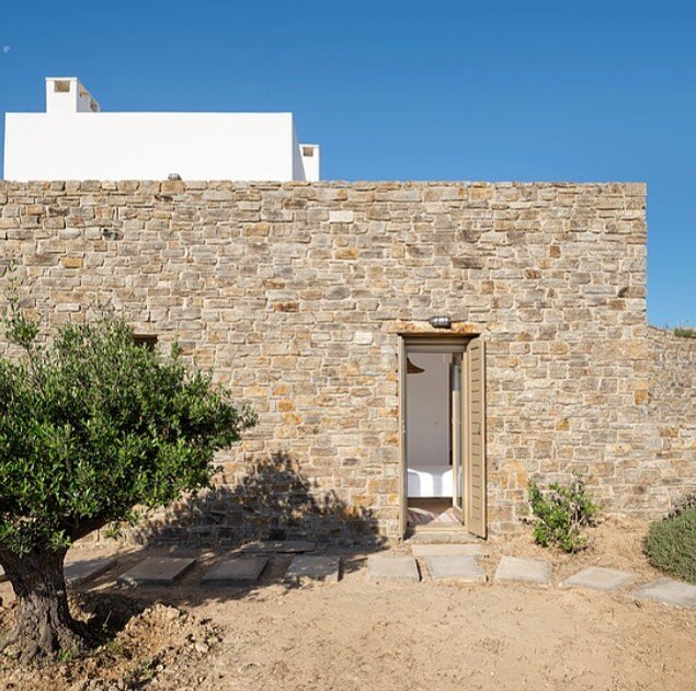 When you start each day with a grateful heart, light illuminates from within. Early morning in House C #feellikehomeantiparos #antiparos #antiparosisland #antiparosvibes #antiparosgreece #mediterraneanarchitecture #cycladic #cycladicarchitecture  Pho