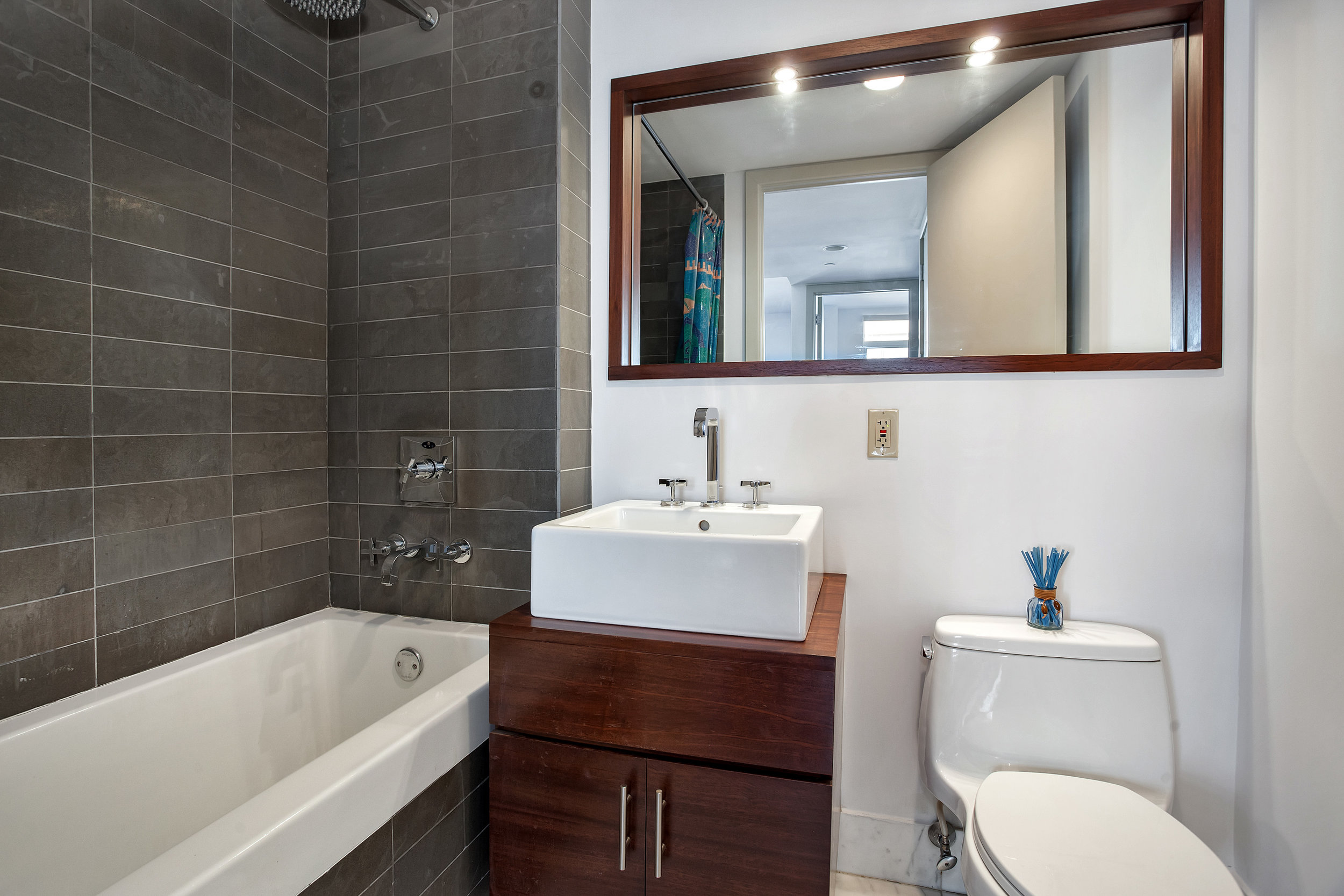 84frontst10A-bath.jpg