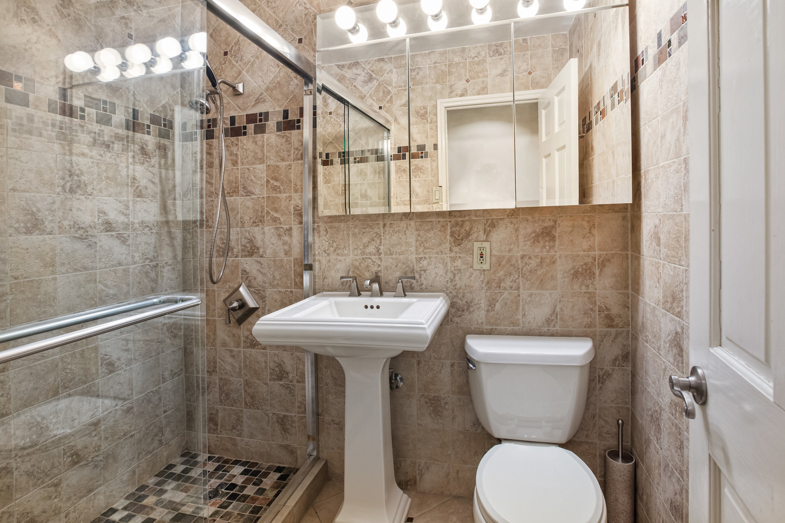 20180109-330_3rdave18I-ht_bath.jpg
