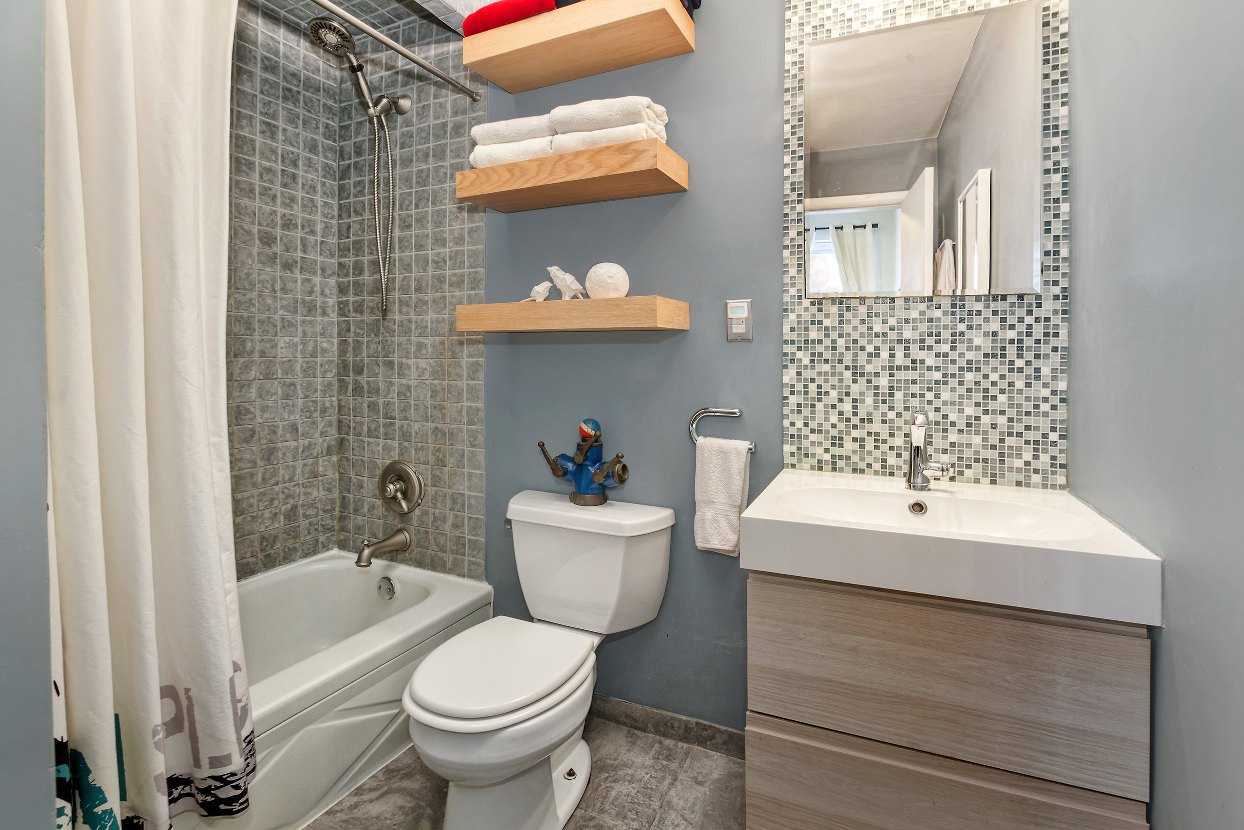 20180411_234e35thst8f-ht-bath.jpg