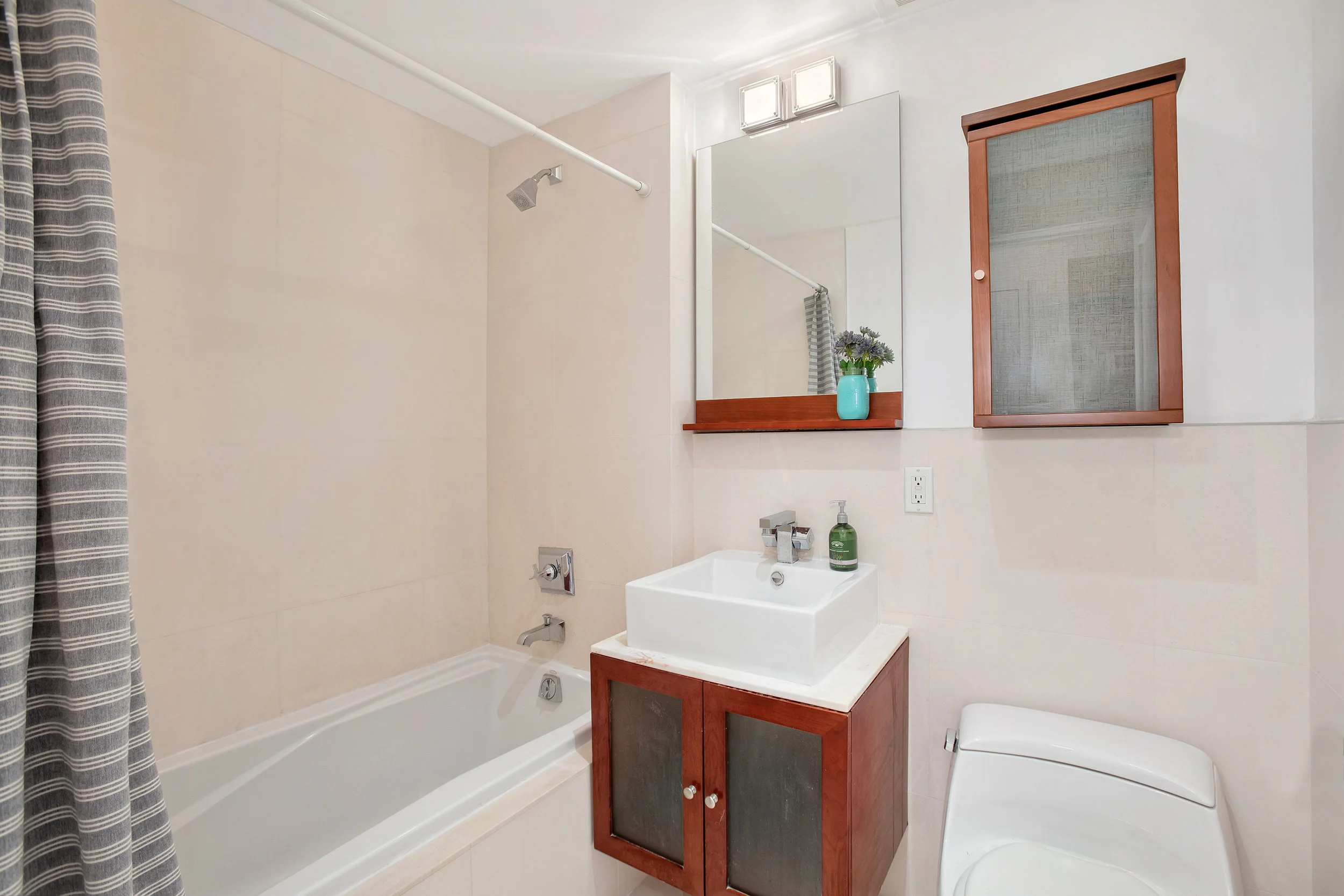 302_2ndst7f-bath.jpg