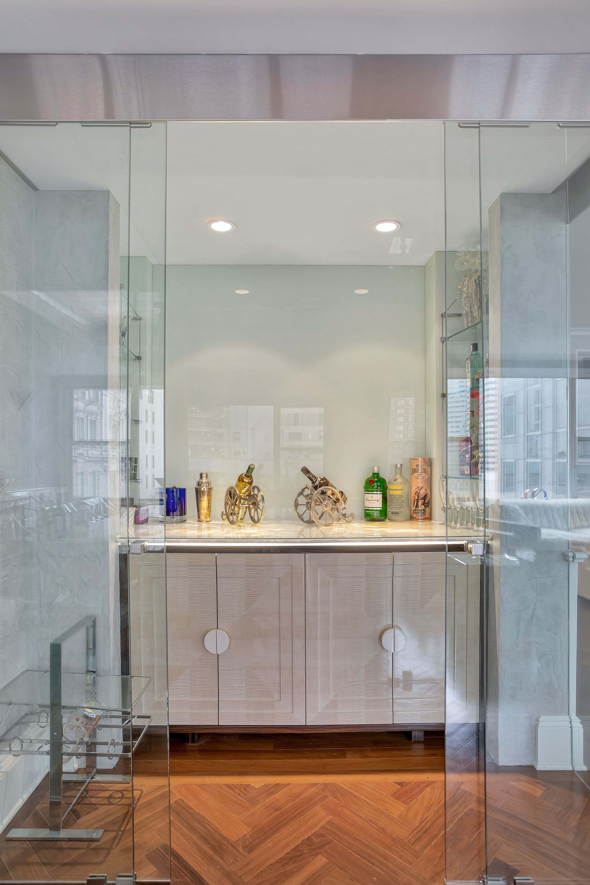 117e57thst20a-bar.jpg