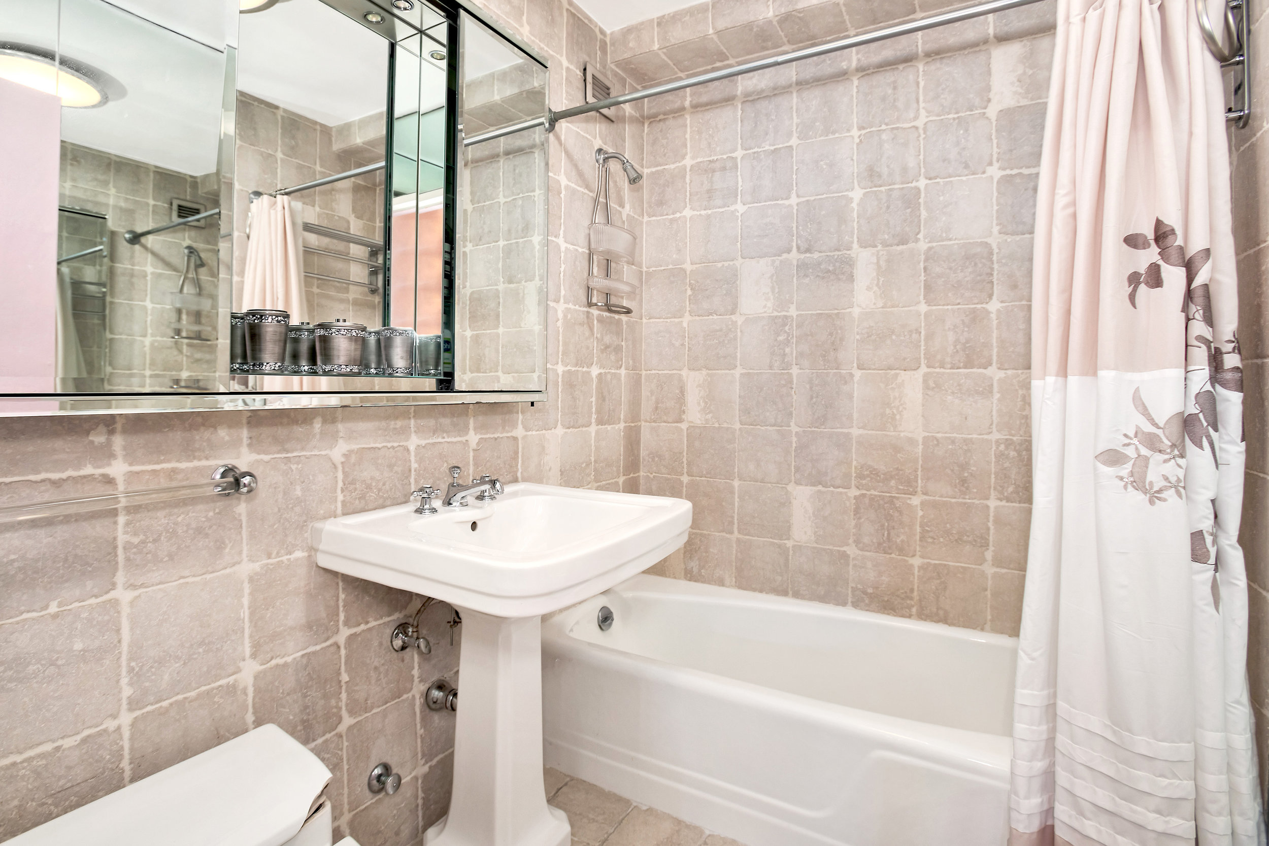 20e9thst20a-bath.jpg