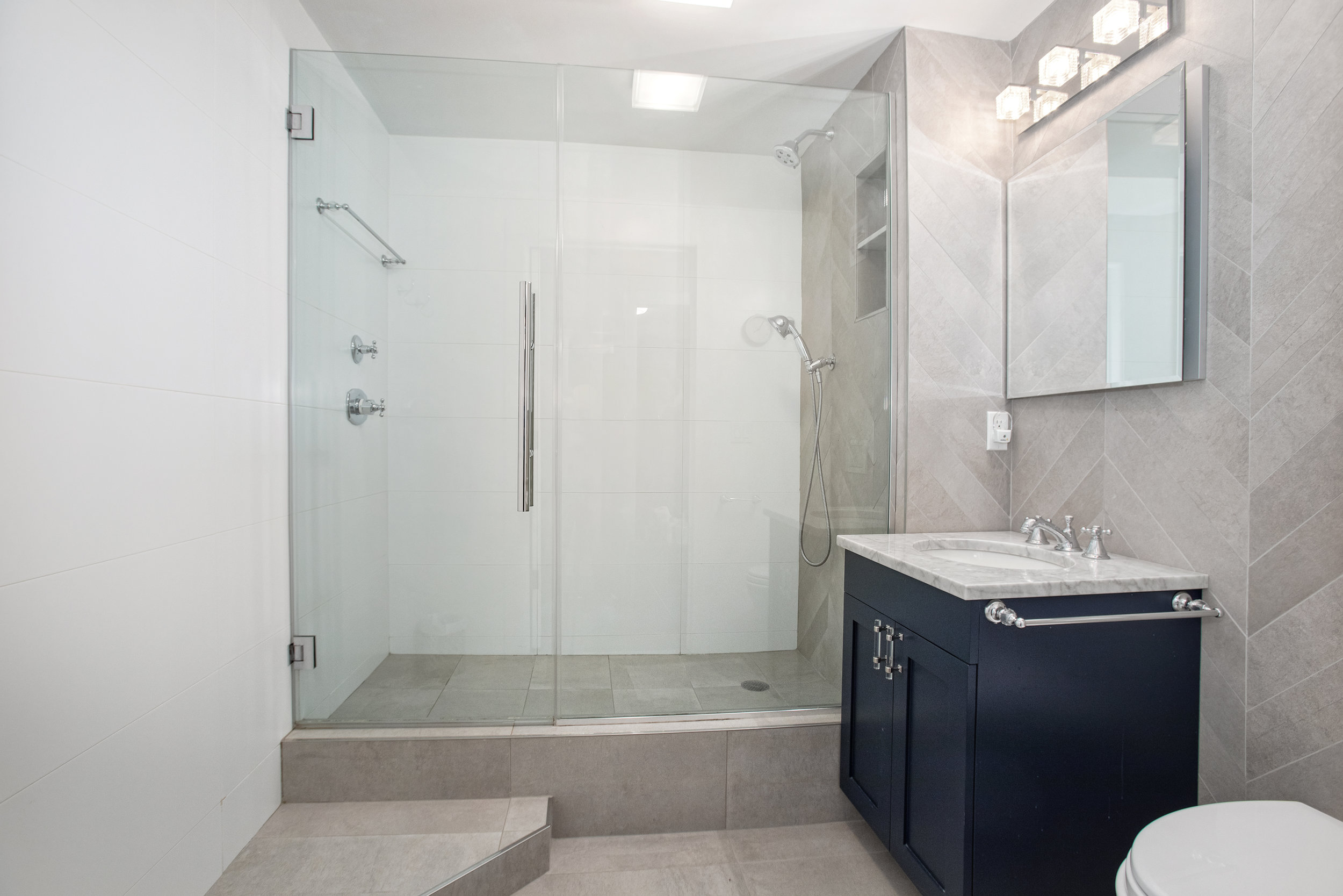 205_3rdave7l-bath2.jpg