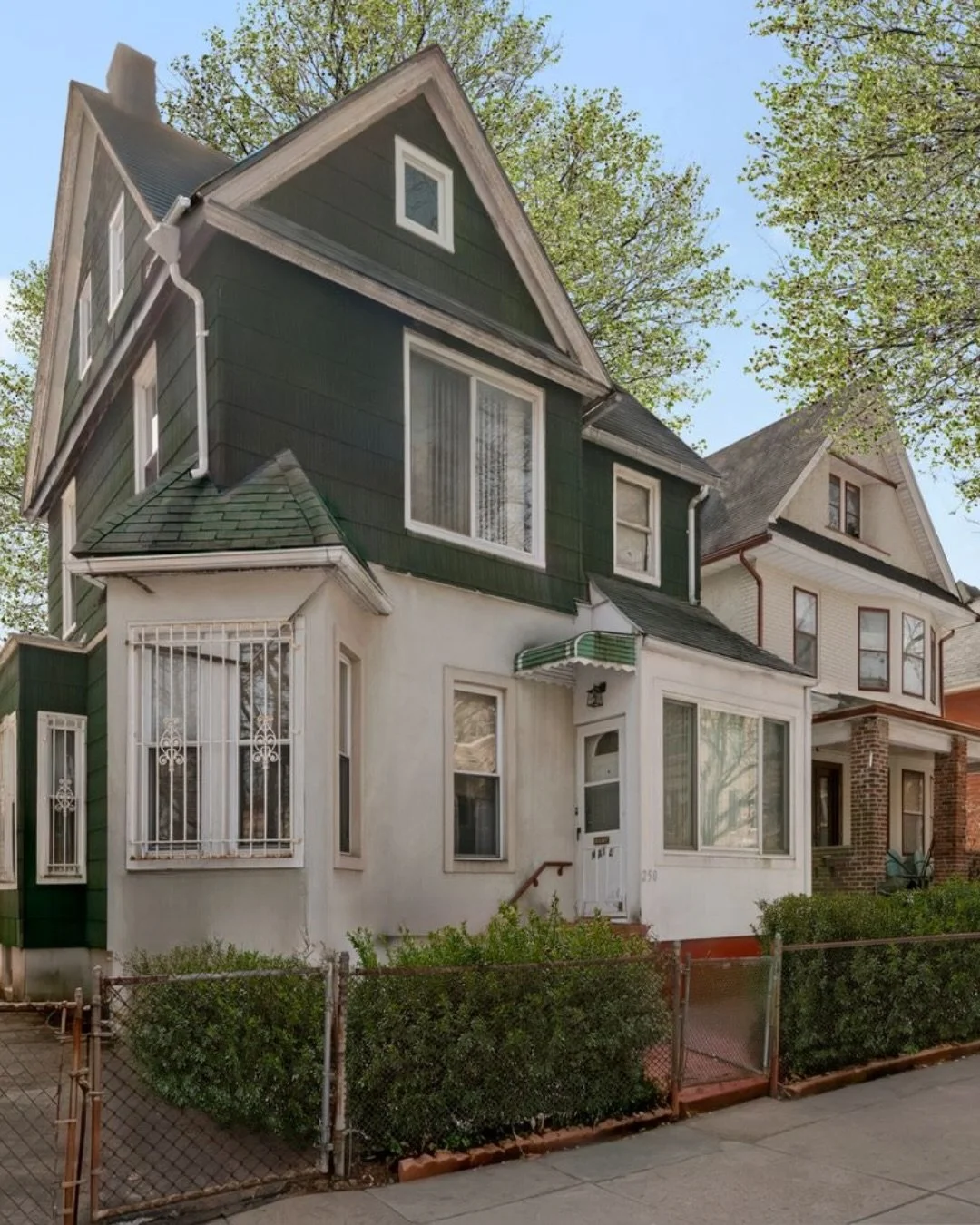 A rare prospect Lefferts Gardens opportunity!
📍250 Midwood St, Prospect Lefferts Gardens
💵 $1,695,000
3 Beds | 2 Baths

This expansive three-bedroom, one-and-a-half-bath home features generous interiors, beautiful natural light from four exposures,