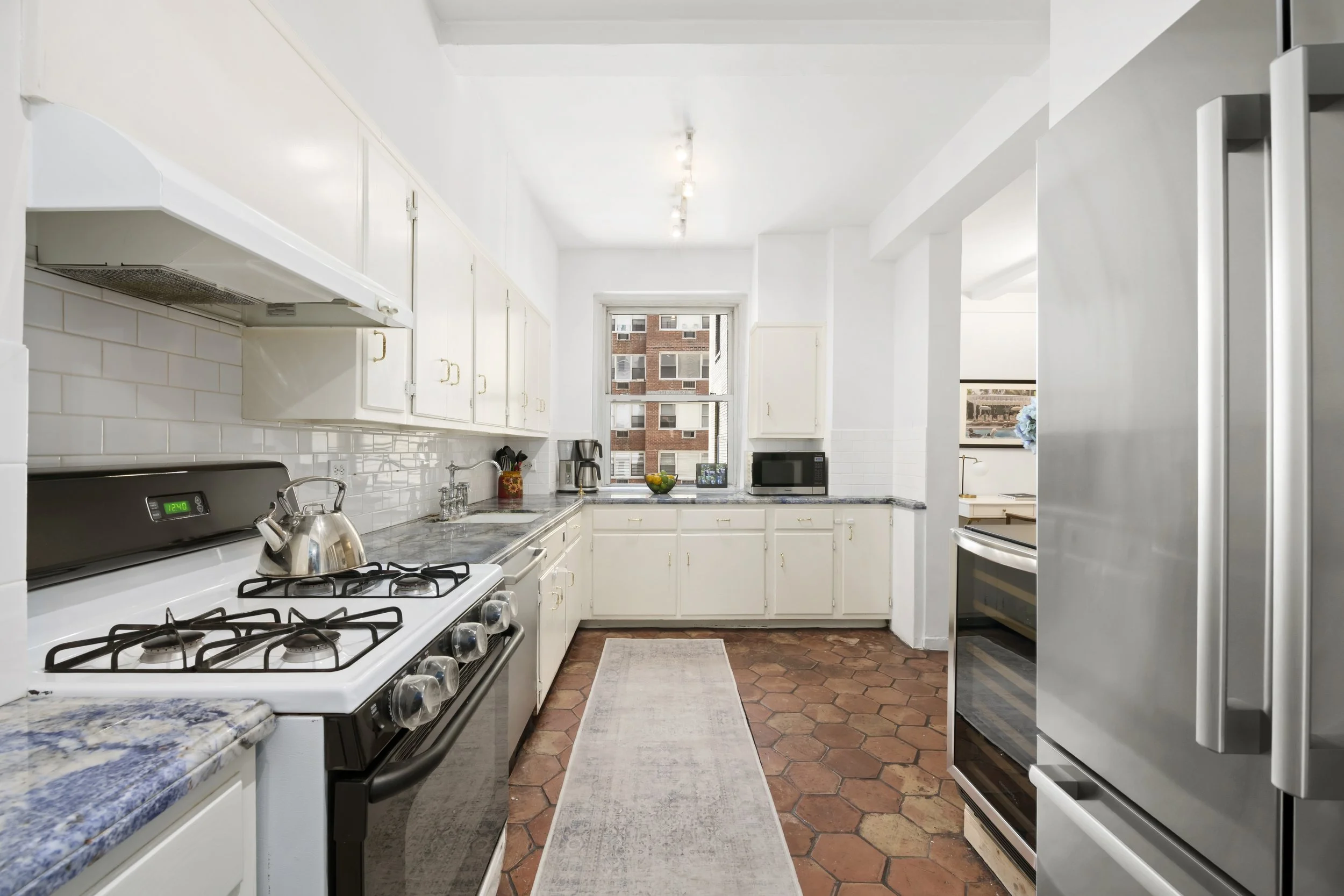 320 East 72_02.jpg