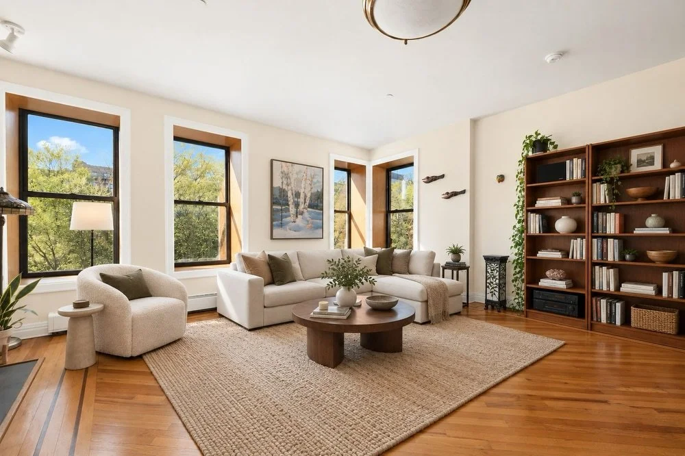 Twelve windows and four skylights and you&rsquo;re getting actual sun all day😍
Residence 5B | 368-370 Saint Nicholas Avenue, Central Harlem
3 beds | 2 baths | $900,000

-Working fireplace
-Hardwood floors
-Spacious kitchen with dining area
-Primary 