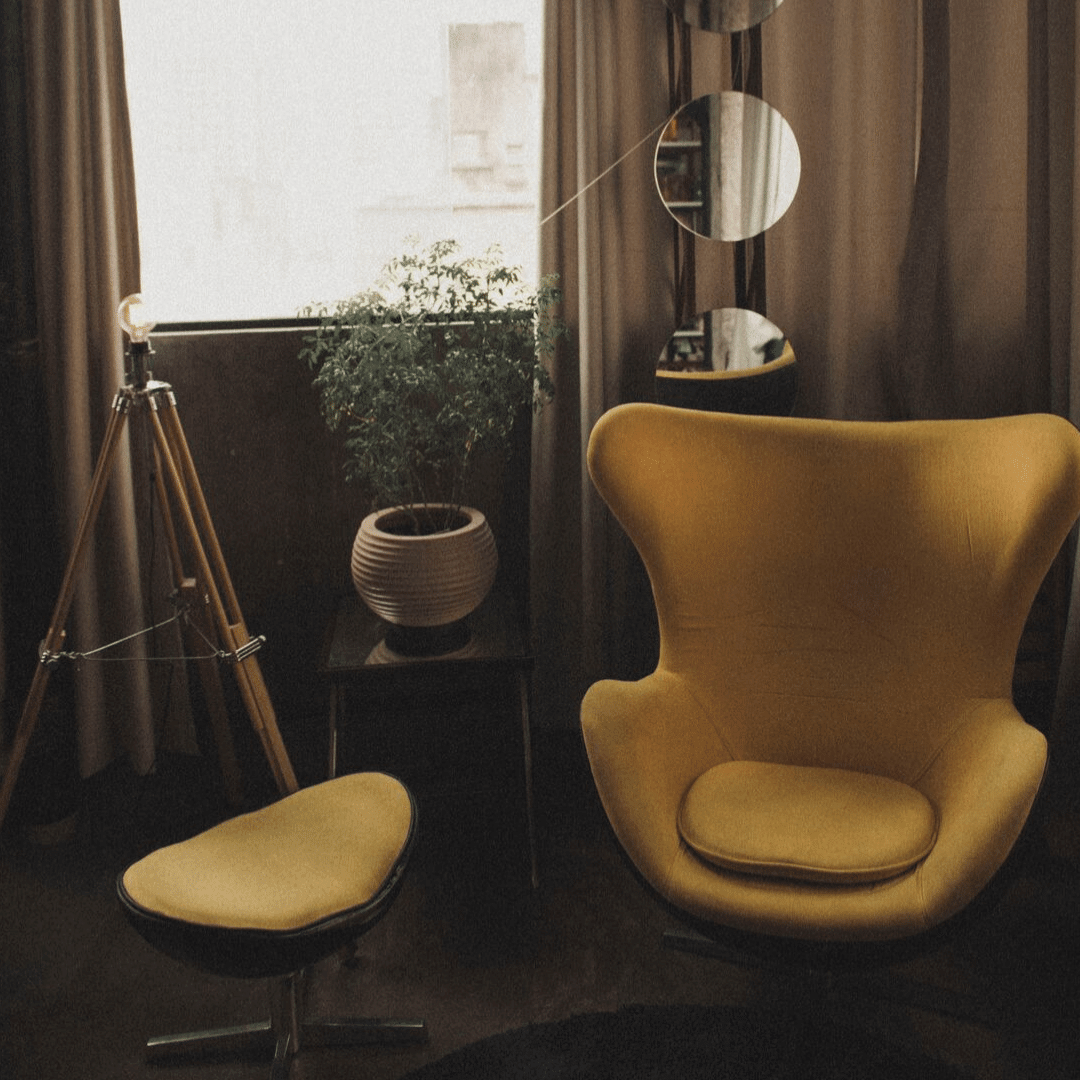 michael+helwig+interiors+why+dark+paint+colors+can+make+your+room+feel+bigger+match+window+treatments+to+wall+color.png