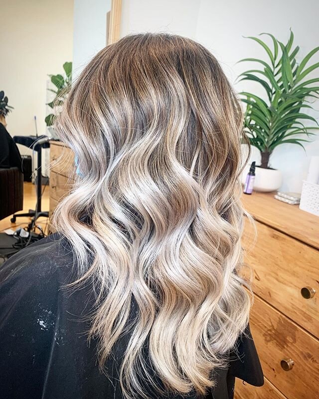 A beautiful color correction ✨ swipe 👉🏼 to see the before ✨hair by @sabelbrooke our color correction specialist on the beautiful @brandi.beautybar ✨ please see her for all your waxing needs ✨ 
Haven Blue Salon
|805|460-9557|
6025 Palma Ave 
Atascad