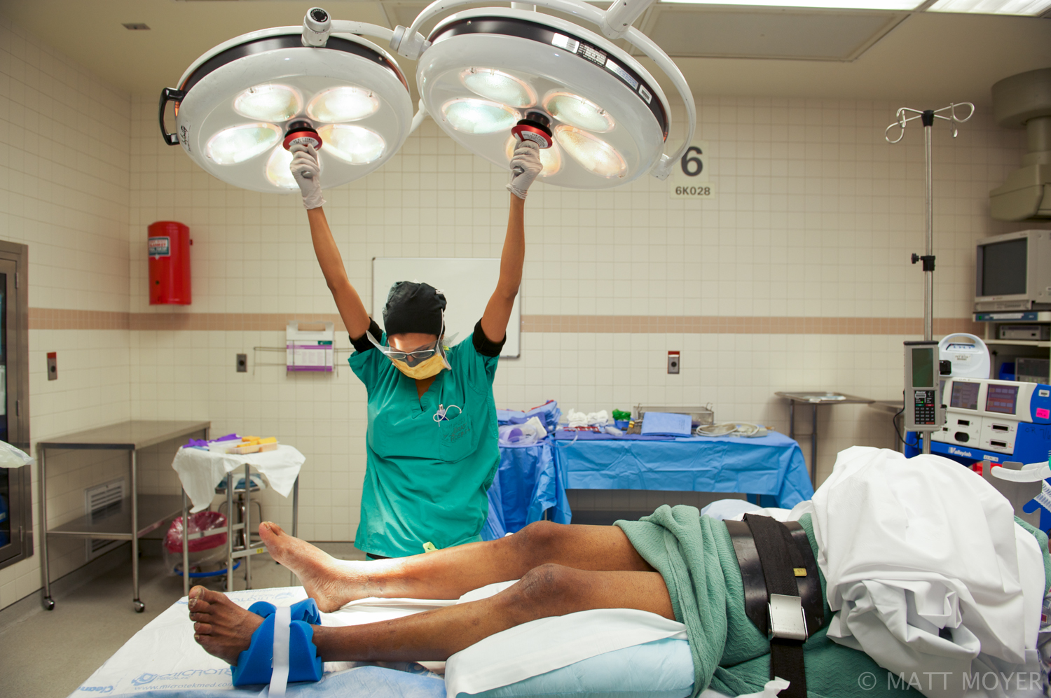  Dr. Haack positions the lights before surgery. “Time just sort of stops,” she says. “And you want to prepare that world as best you can before you step into it.” 