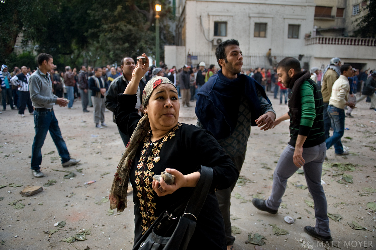  Egyptian protesters throw stones at government forces during clashes that erupted after a pro-democracy sit-in was forcefully broken up by government troops in Cairo, Egypt. 