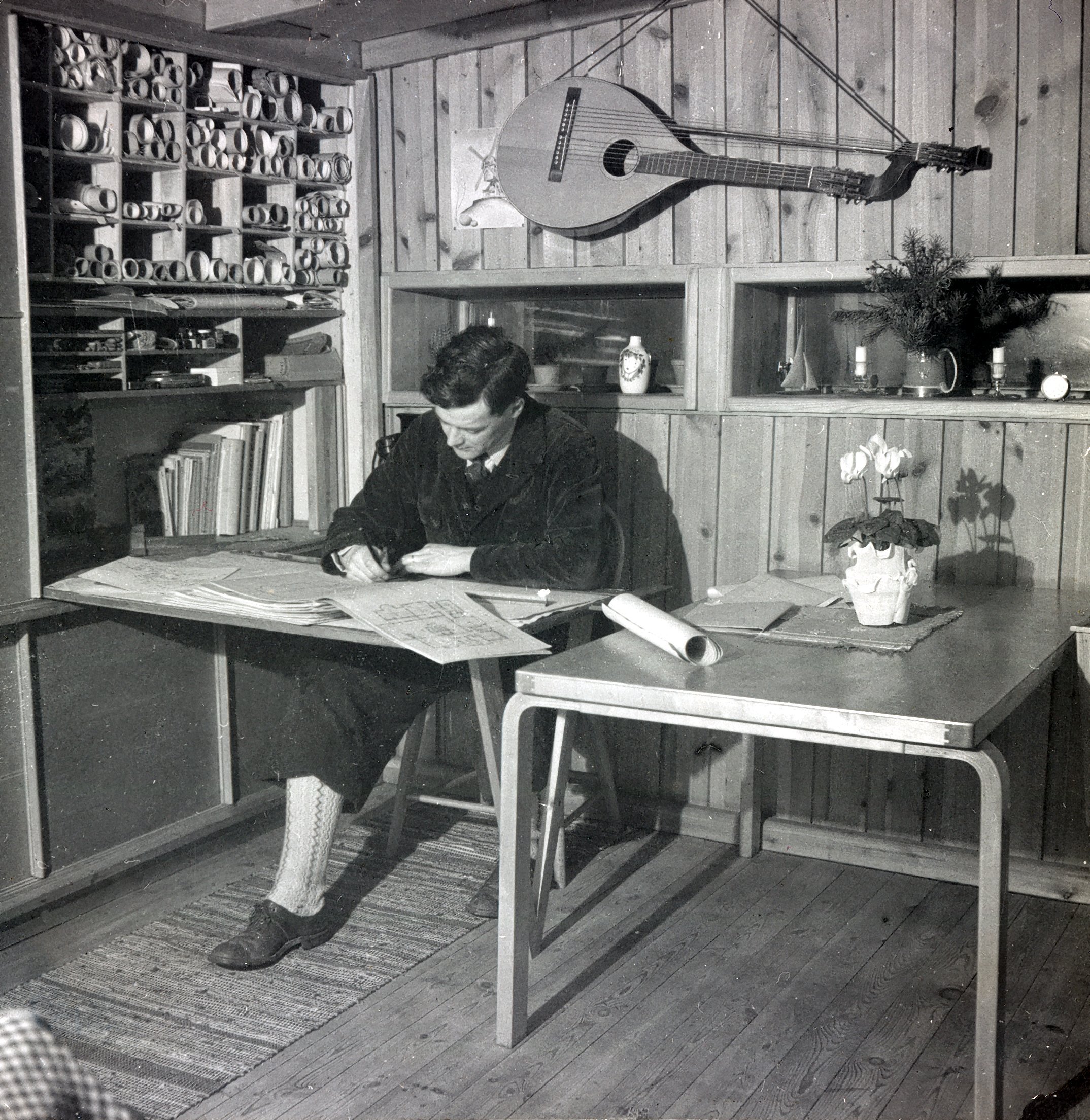 Ralph Erskine working in the Box, Lissma