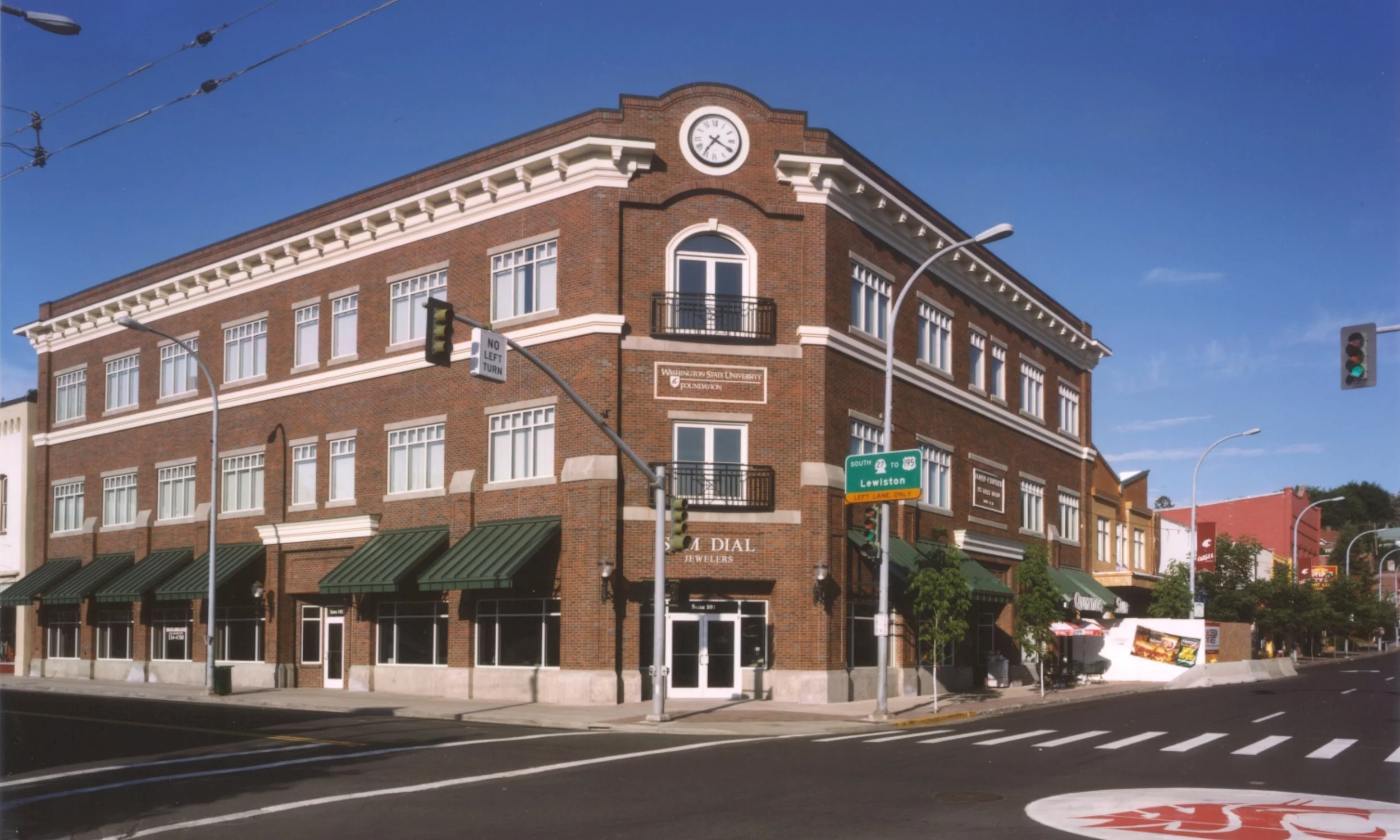 Owner: Corporate Pointe Developers Location: Pullman, WA An anchor feature in downtown Pullman, Town Centre was constructed on the site of the historic Corner Drug which was damaged beyond repair in the fire of 1999. Totaling 26,400 s.f on three stories, this multi-use facility addresses the Developer's vision to establish a new standard of architecture in downtown Pullman, one that respects the past but looks toward the future. 