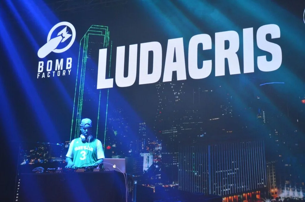 after a few minutes of Luda songs, to get the crowd going...