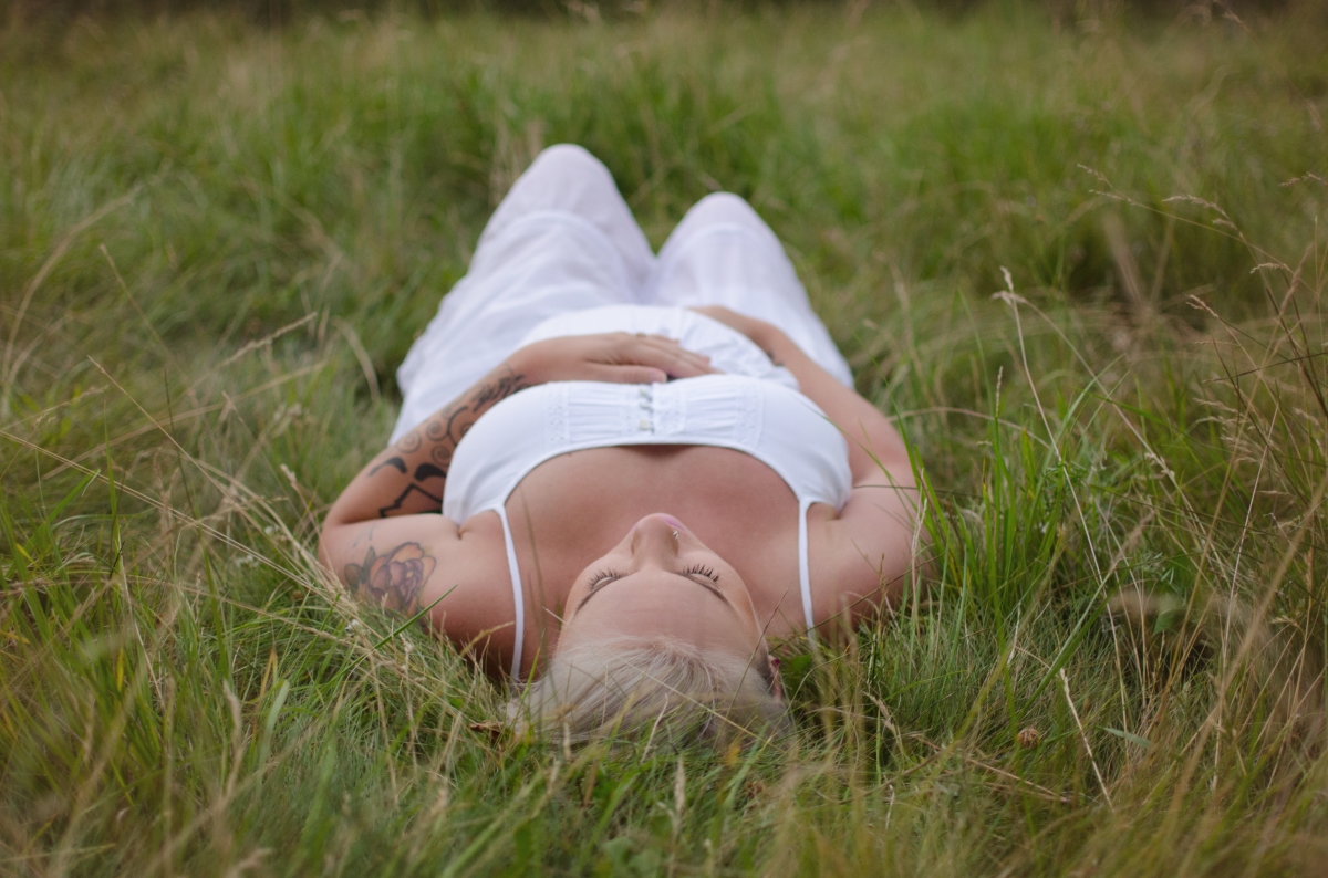 maternity-session-laying-down-bend-oregon.jpg