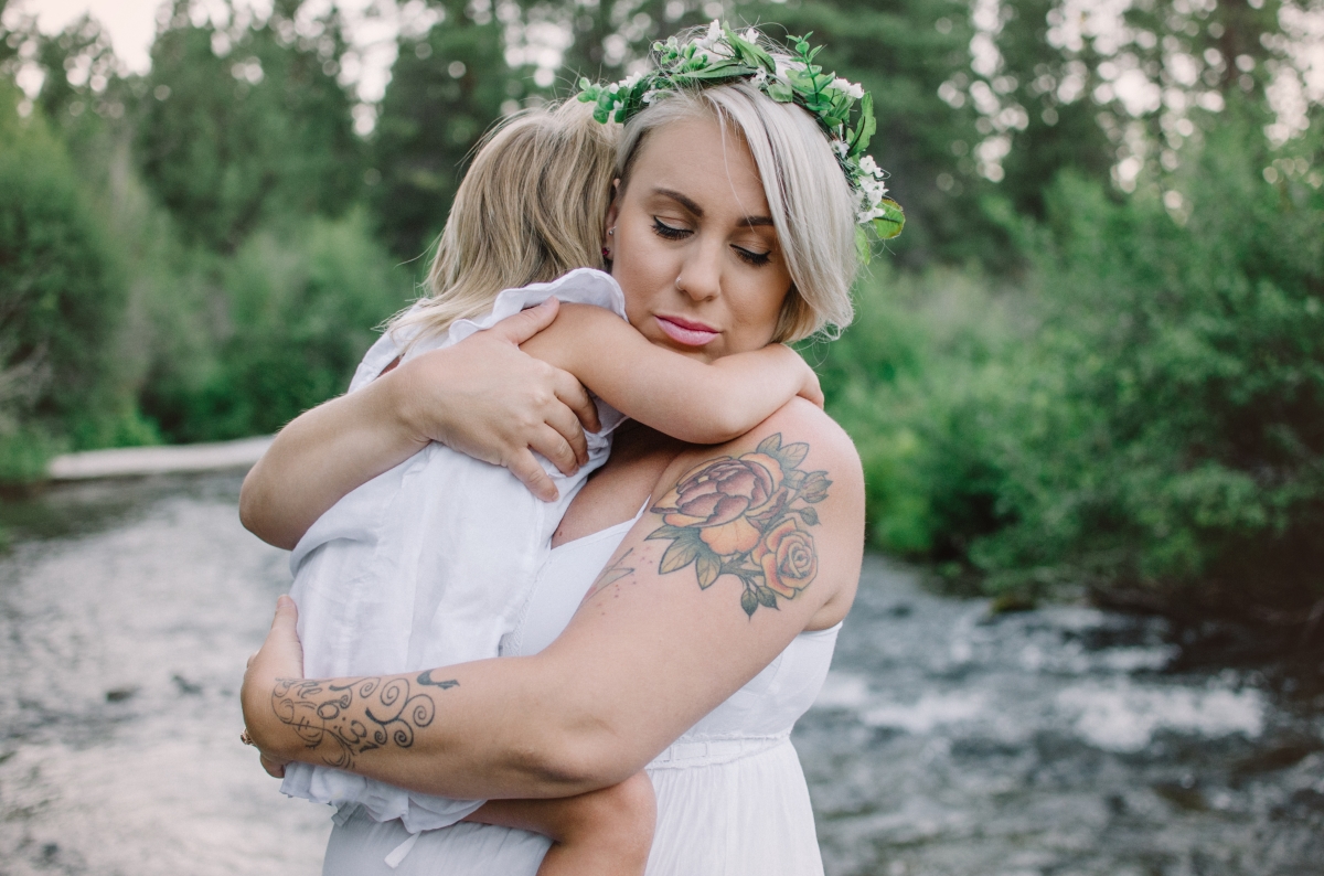 mom-girl-hug-bend-oregon-maternity-session.jpg