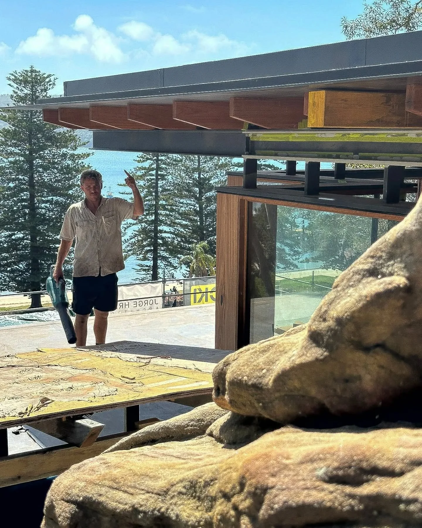 Northern Beaches &bull; Progress

The structure is well and truly taking shape since our last update. Incredible workmanship on display by the team involved. 

@jorgehrdina.architects 
@modinexgroup
@acaciajoinery 
@frenchstonemasonry 

#siteprogress