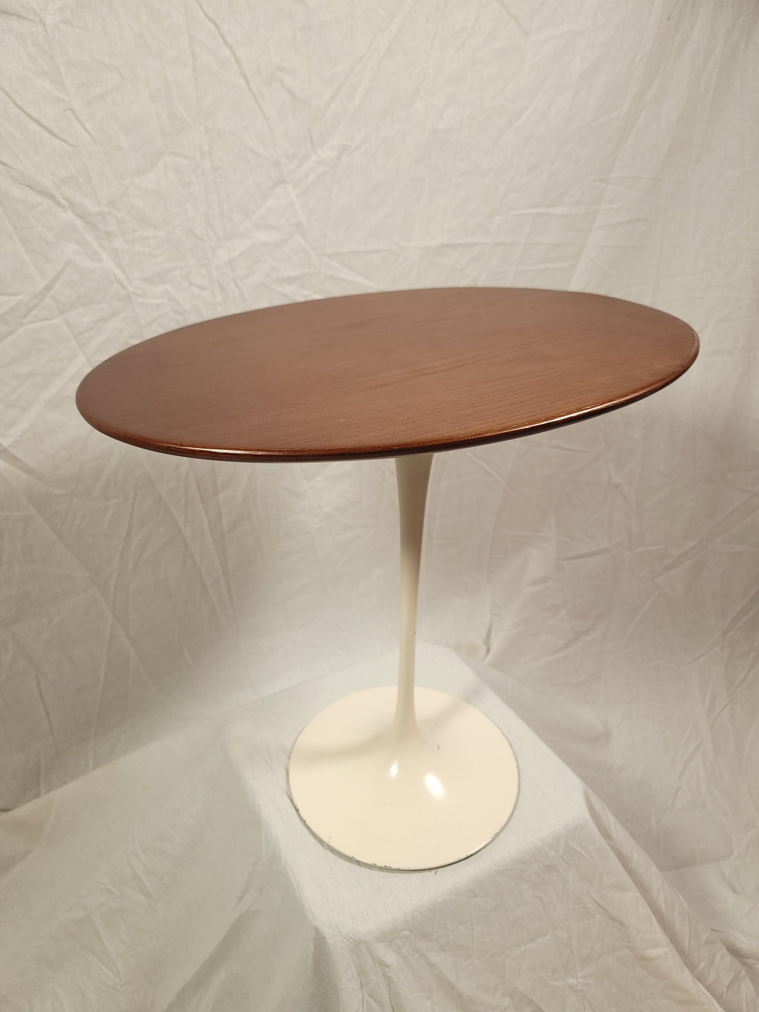 Eero Saarinen 22" Oval Side Table w/Walnut top