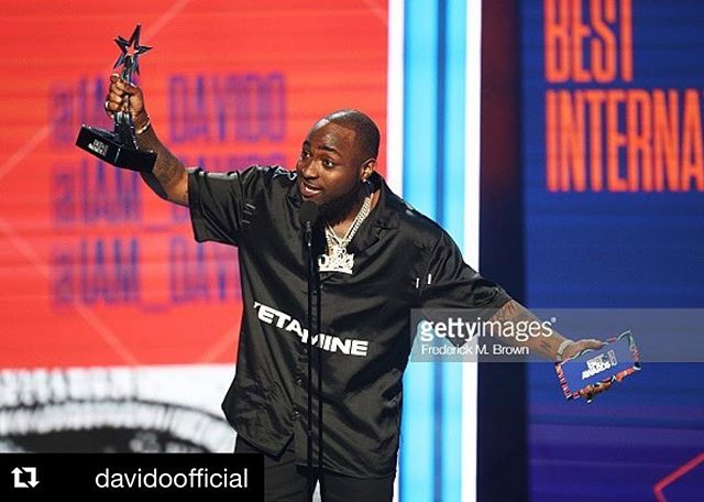 Congratulations to @davidoofficial for winning the #BETAward in Los Angeles this past weekend! Friends&mdash; never give up on your DREAMS!! Hard work pays off!! 🎉💪🏾🌍#NaijaNoDeyCarryLast #music #art #culture #community
.
.
#Repost @davidoofficial
