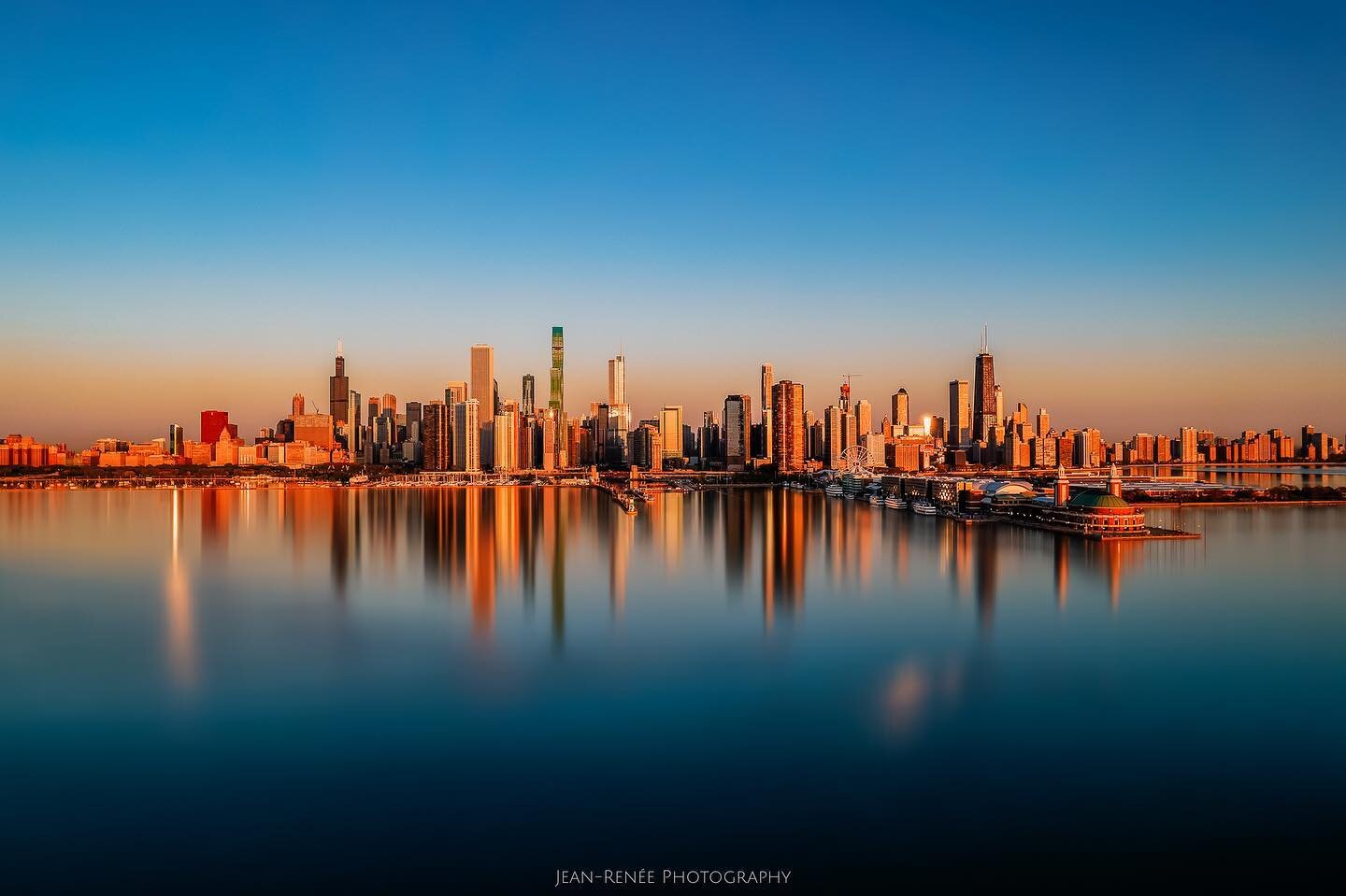 Intense morning glow. 
.
.
.
.
#chicago #igerschicago #artofchi #artofchicago #shotsofchicago #lakemichigan #cityscape #chitown #choosechicago #chigram #enjoyillinois #chicagogram #chitecture #citylife #mychicagopix #yourshotphotographer #natgeoyours