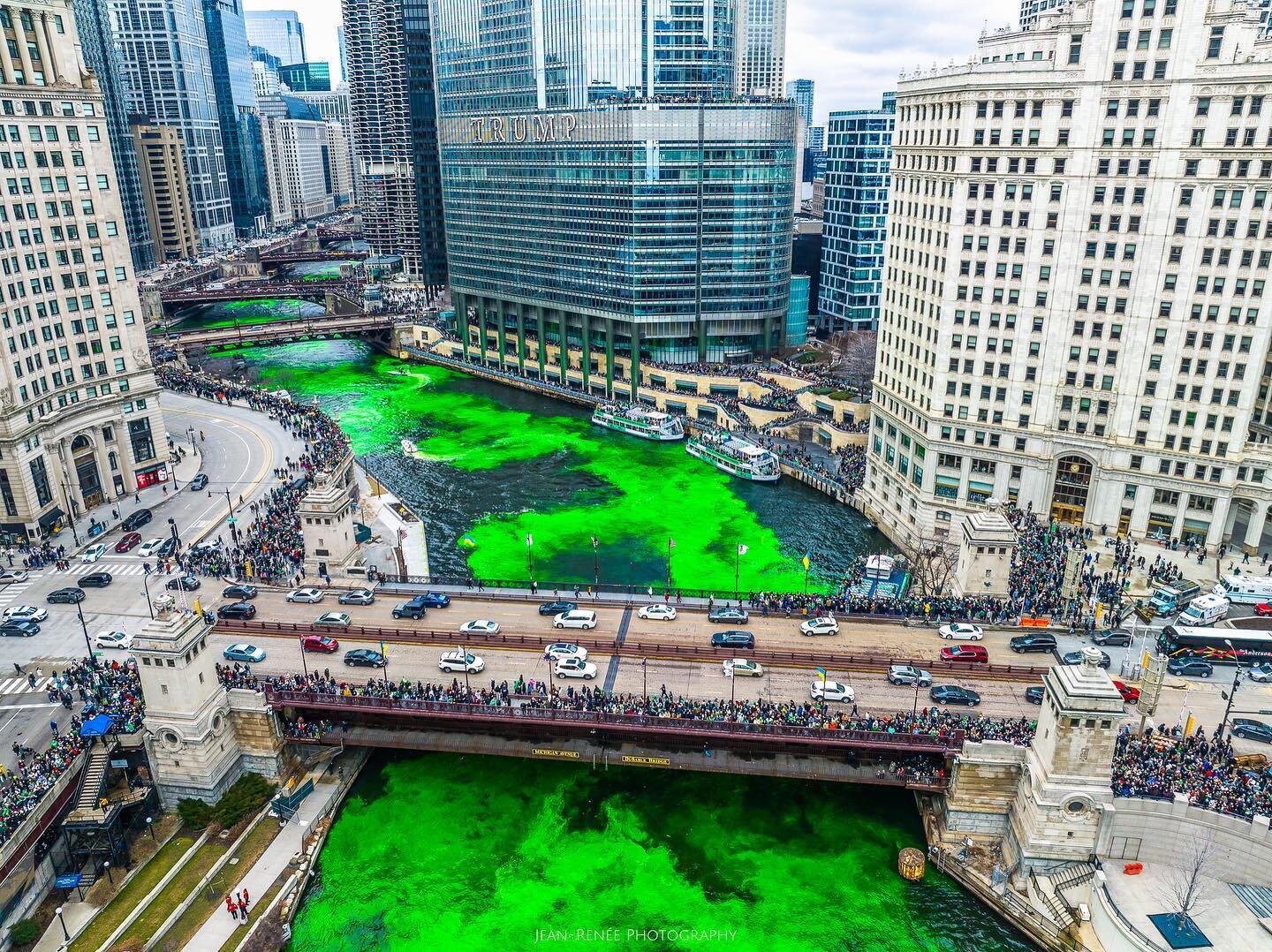 Spreading, mixing. Beginning the dyeing.
.
.
.
.
.
#chicago #greenriver #stpatricksday #saintpatricksday #chicagoriverdyeing #chicagoriverdyeing2023🇮🇪☘️💚 #wendella #michiganave #dronephotography #dronephoto #droneoftheday #art.of.chi #shotsofchica