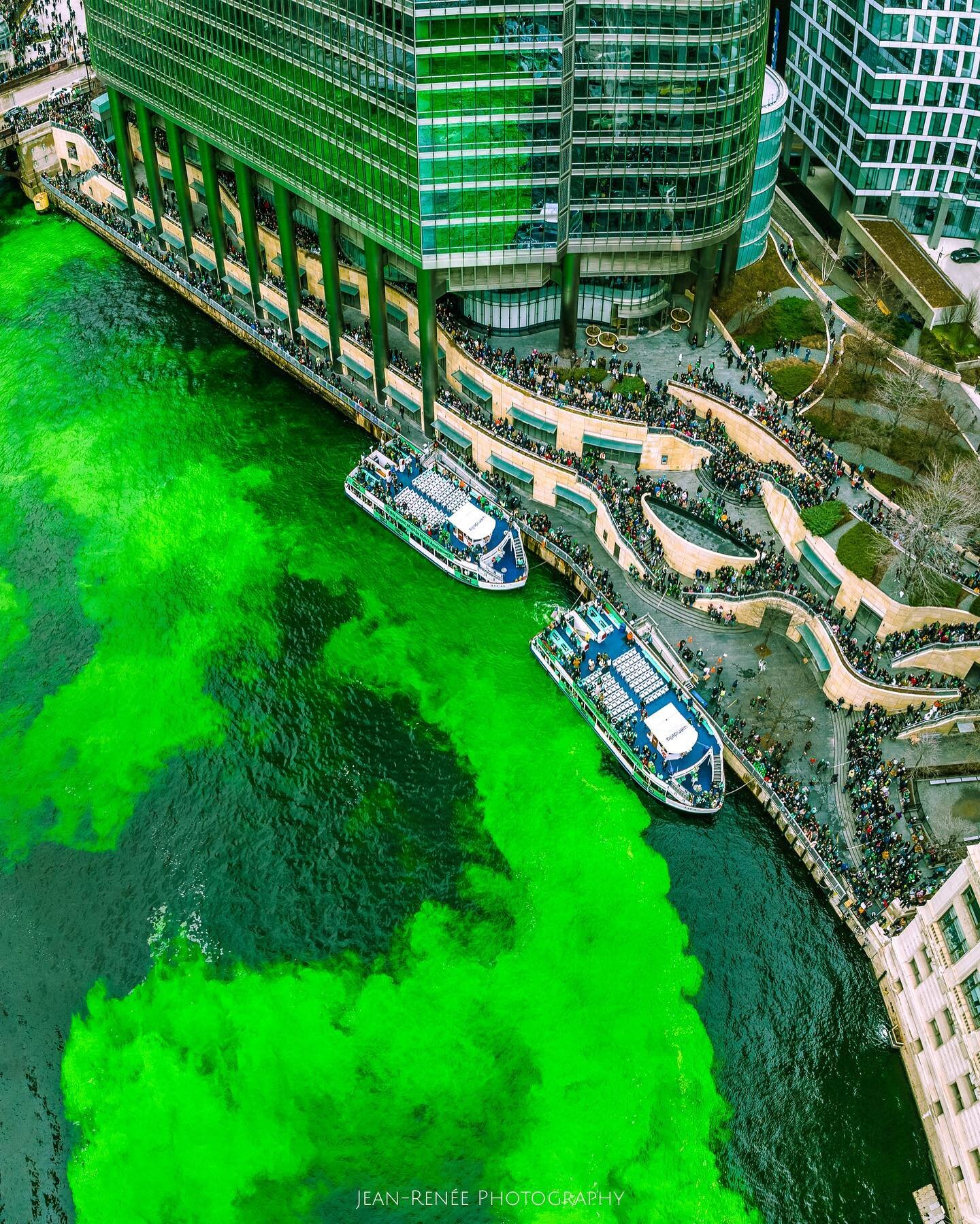 Boarding the boats to help mix the dye. ☘️
.
.
.
.
.
#chicago #greenriver #stpatricksday #saintpatricksday #chicagoriverdyeing #chicagoriverdyeing2023🇮🇪☘️💚 #wendella #michiganave #dronephotography #dronephoto #droneoftheday #art.of.chi #shotsofchi