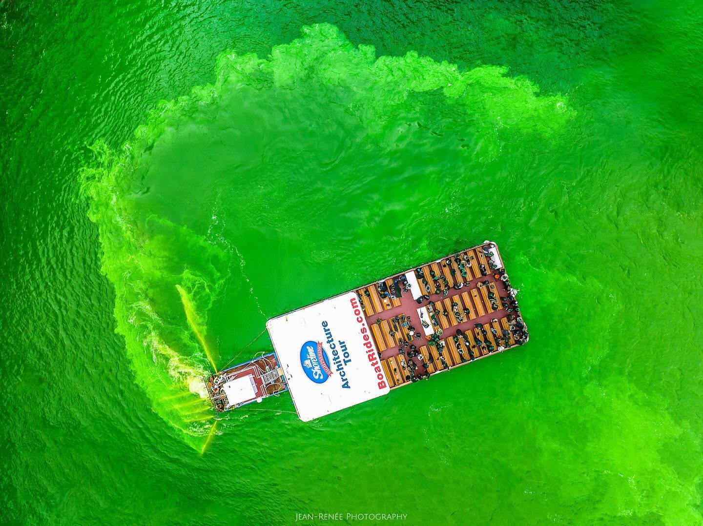 Swirling and mixing. ☘️

.
.
.
.
.
#chicago #greenriver #stpatricksday #saintpatricksday #chicagoriverdyeing #chicagoriverdyeing2023🇮🇪☘️💚 #shorelinesightseeing #michiganave #dronephotography #dronephoto #droneoftheday #art.of.chi #shotsofchicago #