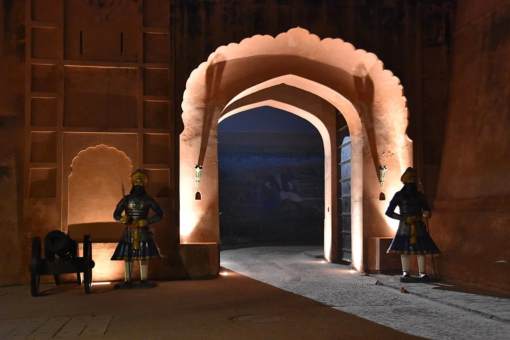 1024px-A_far_view_of_the_inner_gate_of_Gobindgarh_Fort_(25064747588).jpg