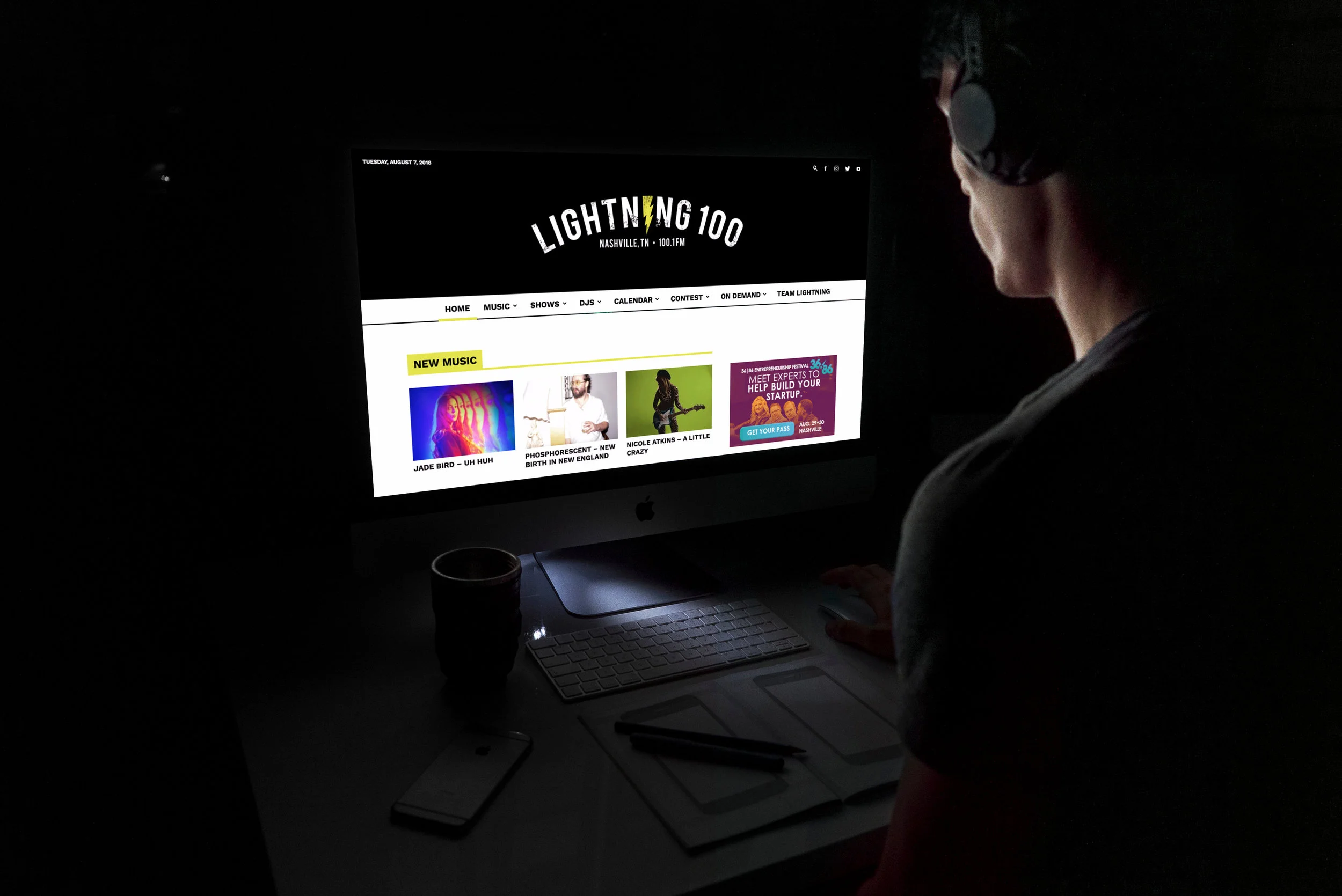 dark-environment-with-imac.jpg