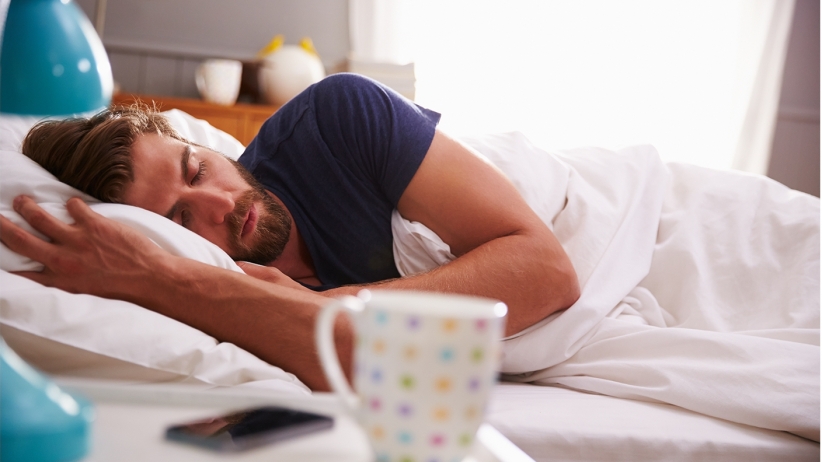 A later bedtime has been found to be associated with weight gain regardless of the total hours of sleep.