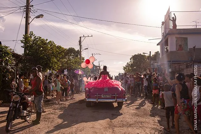 🌻#FERRARA🌻
Un'altra bellissima #storia quella raccontata dalla #fotografa #DianaMarkosian, che con il suo scatto ci dimostra il valore di una #comunit&agrave; che si stringe attorno alla piccola Pura, il giorno del suo quindicesimo compleanno all'#