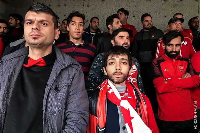 🌻 FERRARA 🌻
Il progetto della #fotografa Forough Alaei mette in luce una #storia ancora attuale, il divieto per le donne di accedere negli stadi per vedere le partite di calcio in #Iran.
Questa &egrave; l&rsquo;unica foto in #mostra scattata tramit