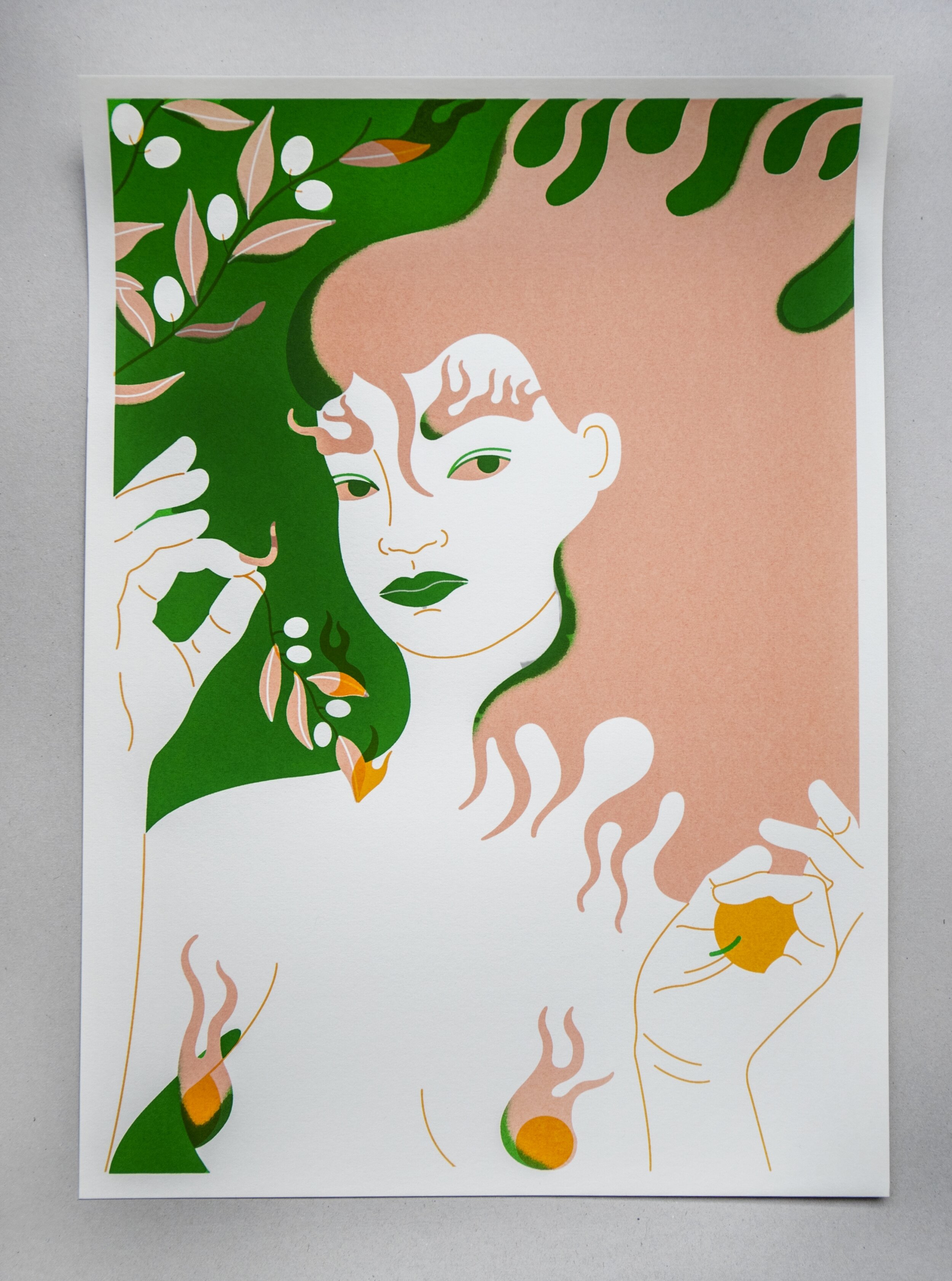  Een zeefdruk van Asa Ariyoshi. In groen, zalm, geel en wit is een gestileerde vrouw afgebeeld die de kijker aankijkt, met vlammend haar, wenkbrauwen en tepels. Ze houd een olijftak vast en linksboven op de achtergrond staan meer olijftakken. 