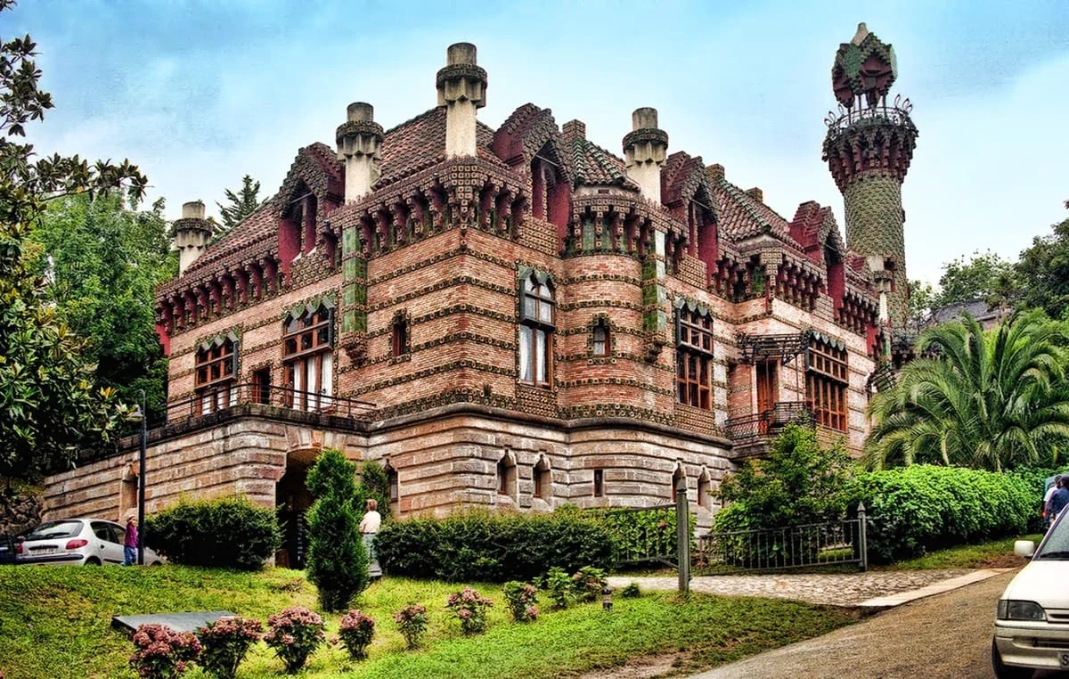 guadis-el-capricho-comillas-low.jpg