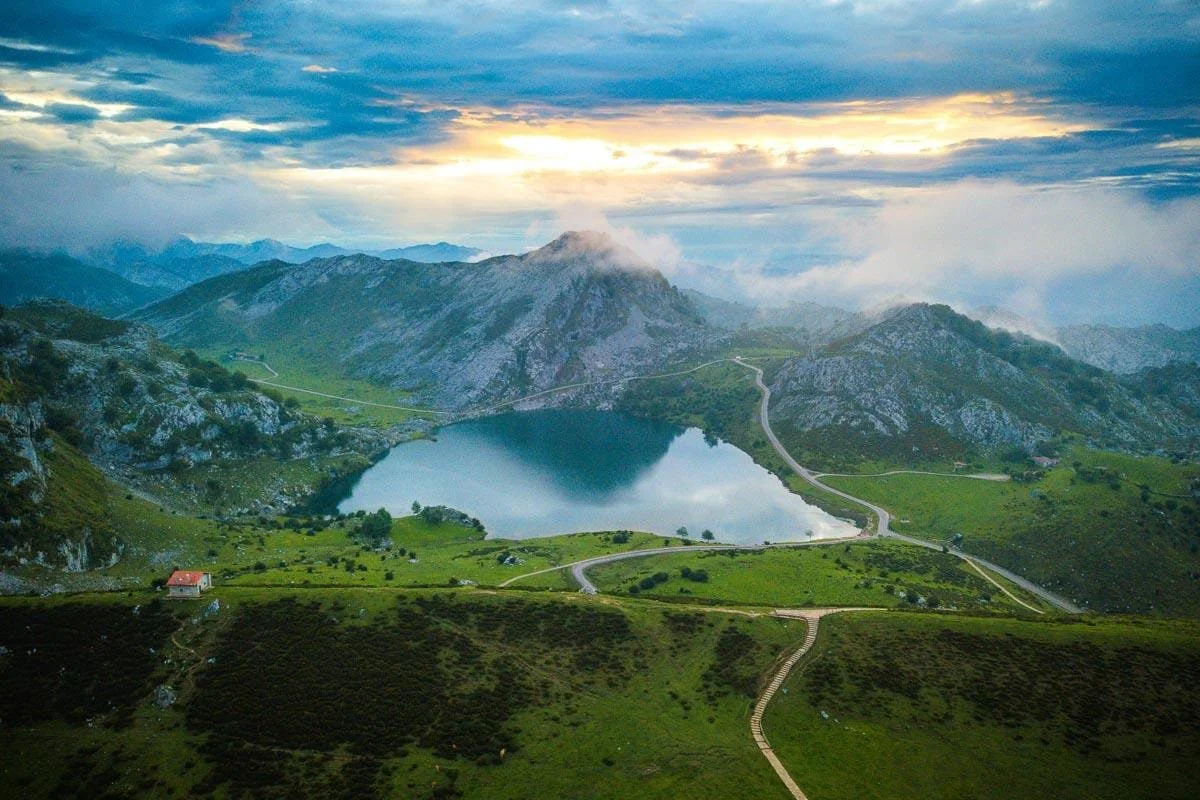 lago-enol-one-of-the-two-lagos-de-covadonga-asturias-spain-low.jpg