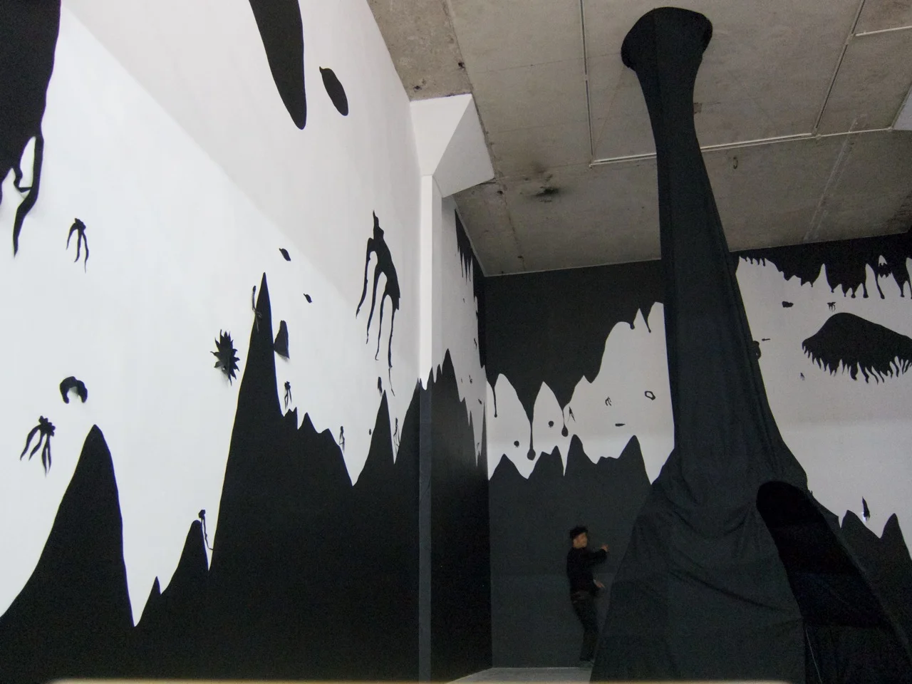 Hu Renyi’s (MFA AP13) solo exhibition, “War of the Worlds” opens at V Art Center in Shanghai on November 16. The show runs through December 14.