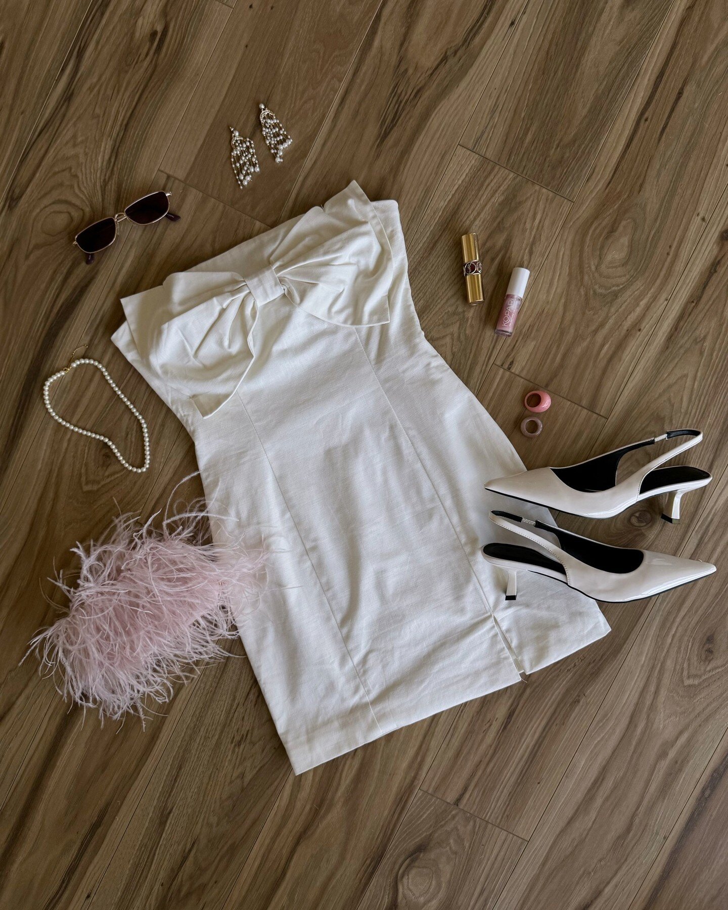 It-girl essentials 🎀💄 The Mina dress was RESTOCKED in white 🤍 Tap to shop while you still can! ☁️⁠
⁠
This stunning mini dress features a straight across neckline, statement bow detail at the bust, and a mini side slit 💫 Head to the link in bio to