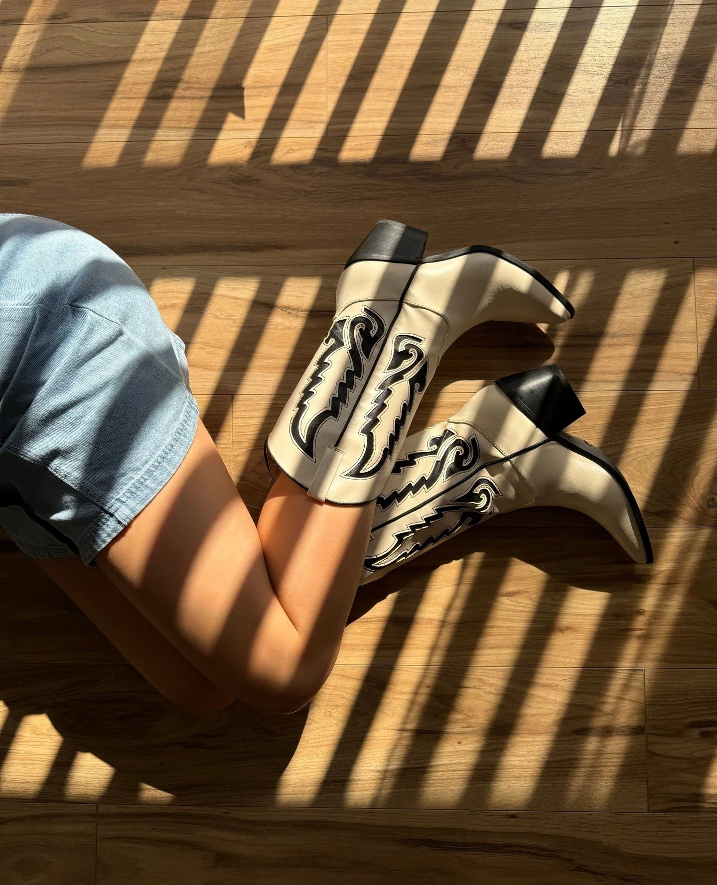 Romanticizing the Norva boots.. 💭🌹 Get festival ready in these black and white western boots 🖤⁠
⁠
Tap to shop + head to the link in bio for more Spring styles 🫶⁠
⁠
#festivalboots #festivalinspo #festivaloutfits #westernboots #cowboyboots #springf