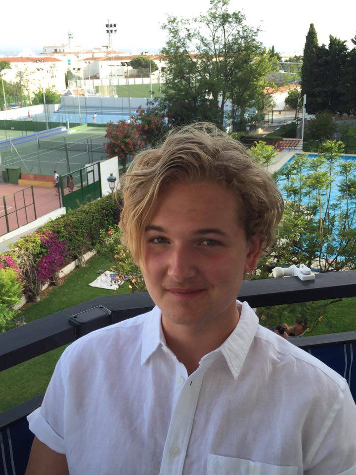 I brist på glada bilder på mig valde jag en från ett annat ögonblick då jag va lycklig. Bilden är från när jag och min familj var i Nerja denna sommaren.