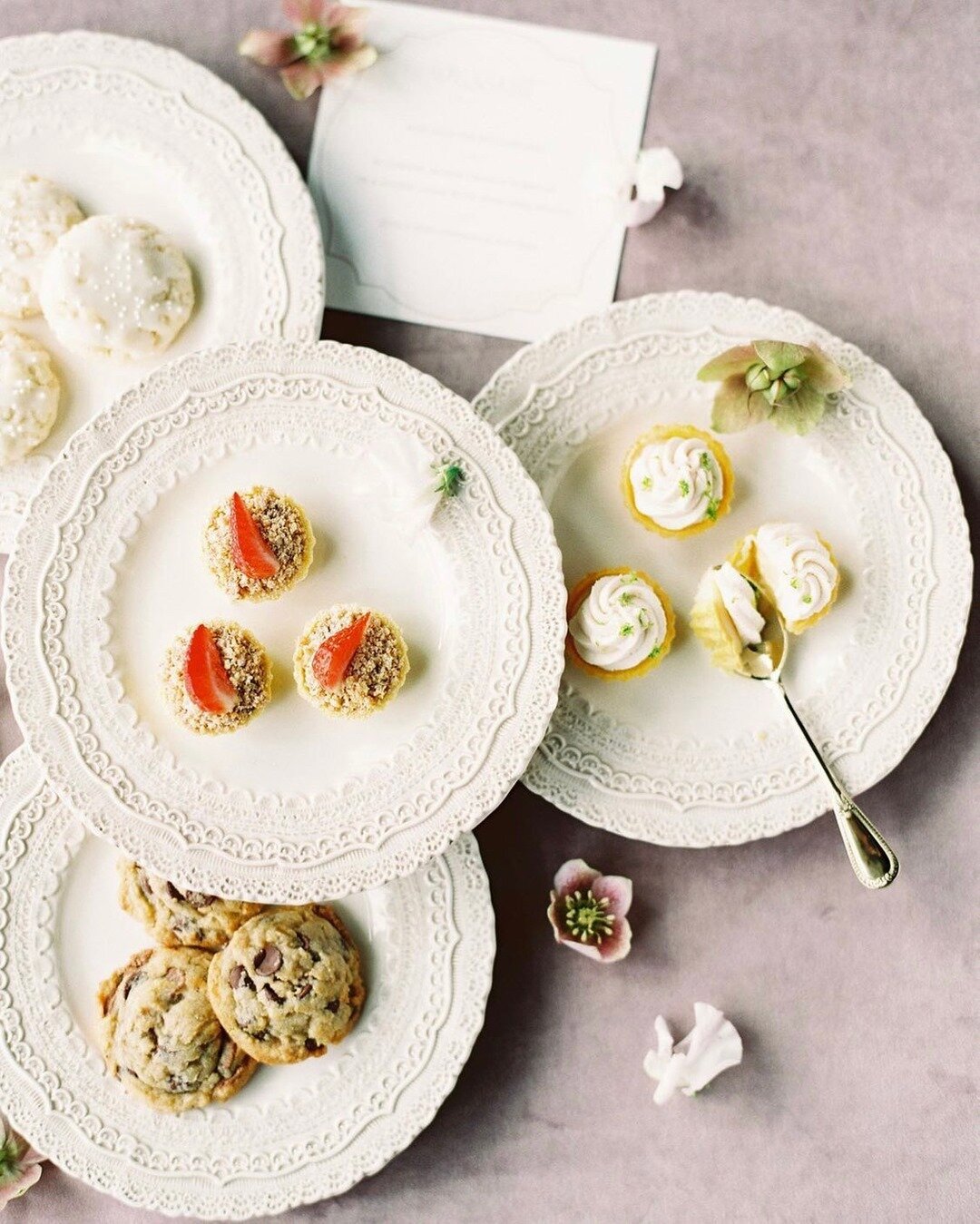 And that's how you do dessert! 👏 One chocolate chip cookie, please (or three!).⠀⠀⠀⠀⠀⠀⠀⠀⠀
.⠀⠀⠀⠀⠀⠀⠀⠀⠀
Catering: @bluefiretotalcatering⠀⠀⠀⠀⠀⠀⠀⠀⠀
Planning &amp; Design: @ivoryandvineeventco⠀⠀⠀⠀⠀⠀⠀⠀⠀
Photography: @stephaniebrazzle⠀⠀⠀⠀⠀⠀⠀⠀⠀
Floral Design: