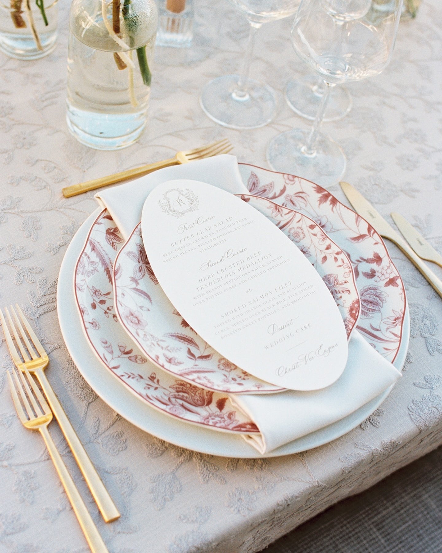 Linens and chargers and menus, oh my! 
.
.
.
Venue: @thehillsideestatetx
Planning &amp; Design: @bastonishedevents
Photography &amp; Videography: @thelockharts
Florals: @wedfullyyours
Catering: @vestalscatering
Entertainment: @shutdownproductions
Sta