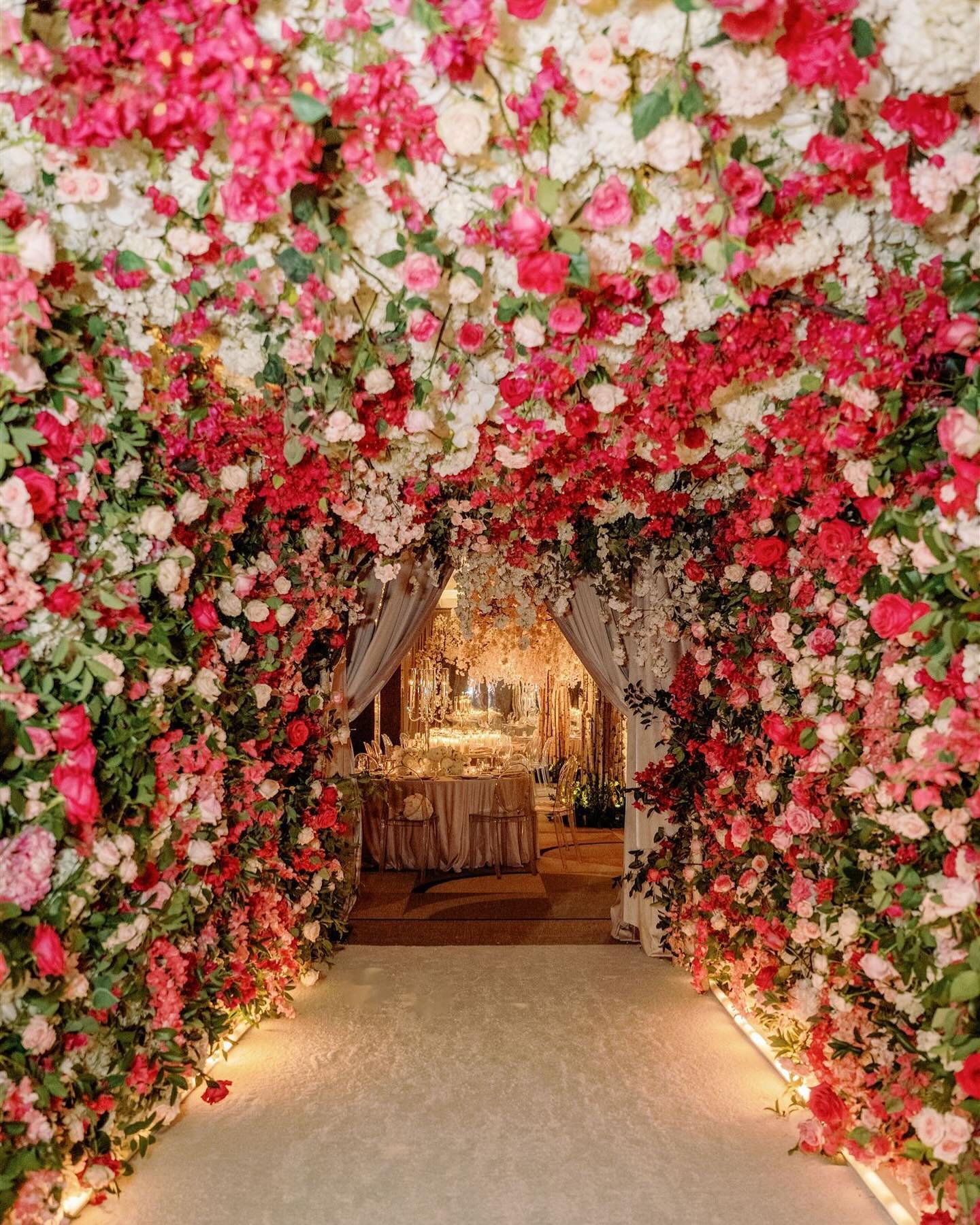 Follow the floral tunnel to create your dream wedding day details!✨
.
.
.
Planning: @engagedeventsdesigns 
Photographer: @albarose.co 
Videographer: @unleashedvizuals 
Venue: @thejouledallas 
DJ: @abowtieaffairllc 
Florist/Rentals: @grodesigns 
Light