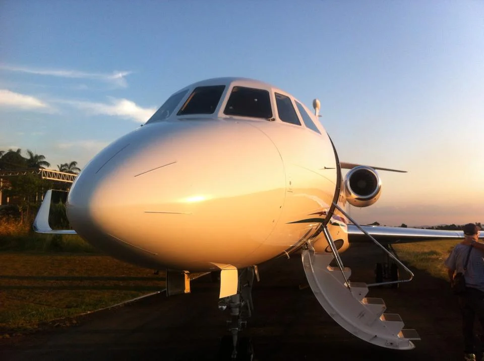 Dassault 2000 LX ao pôr do sol