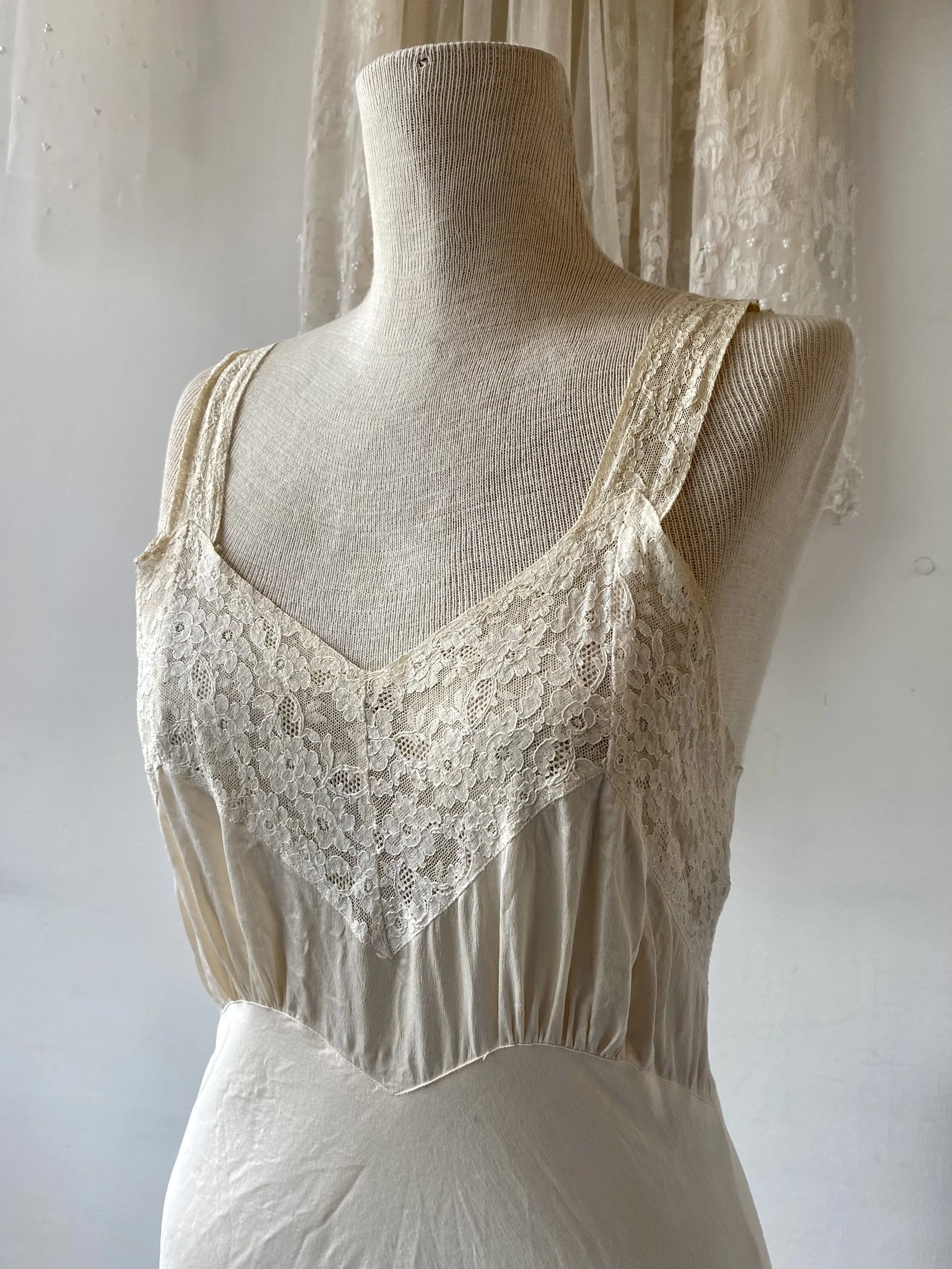 1940s Cream and Lace Nightgown