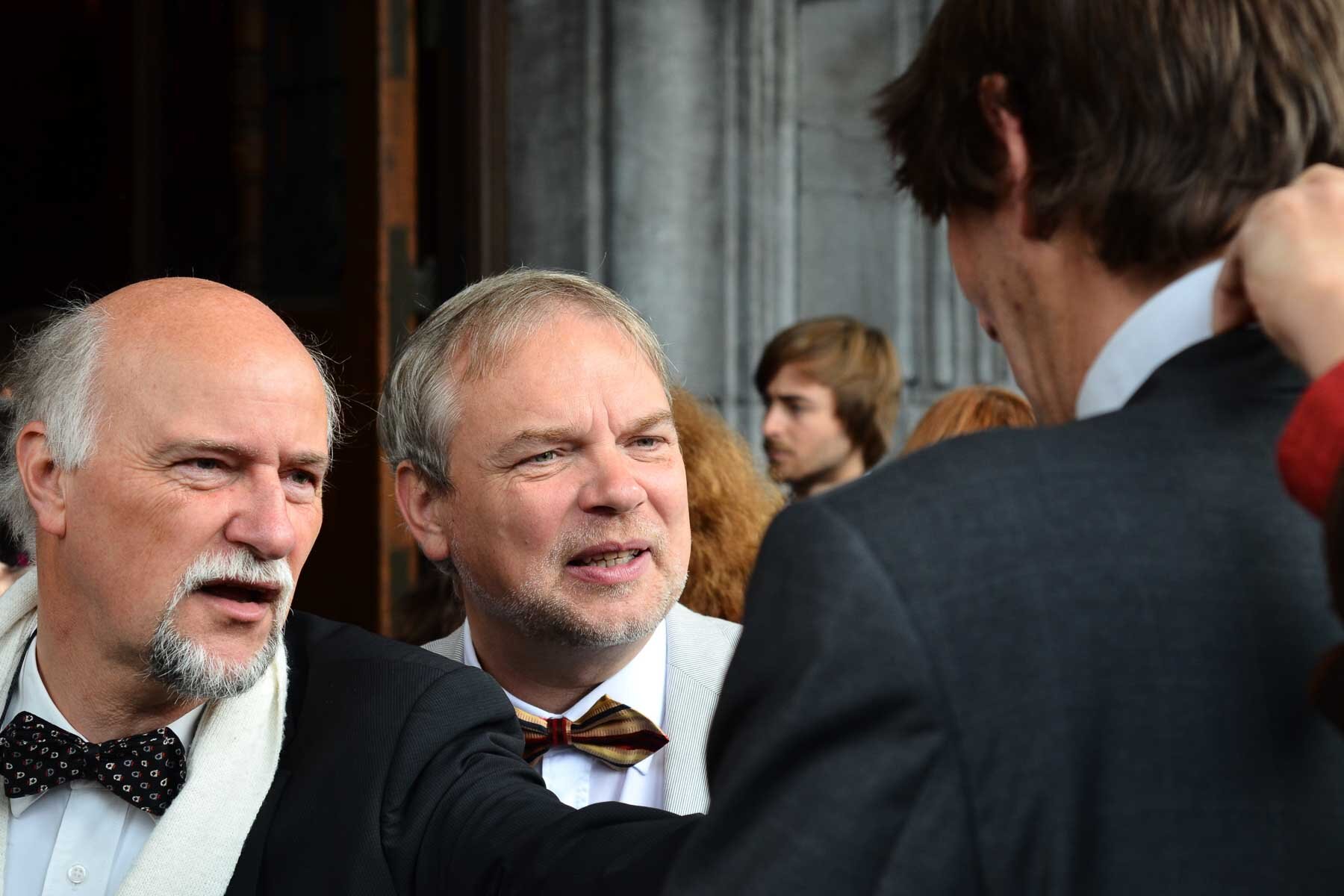  A couple of experts straighten the best man’s tie. 