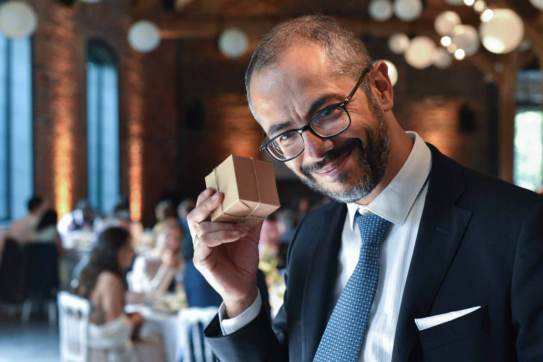  At this wedding party, all the guests received a present. But what’s inside the box? 